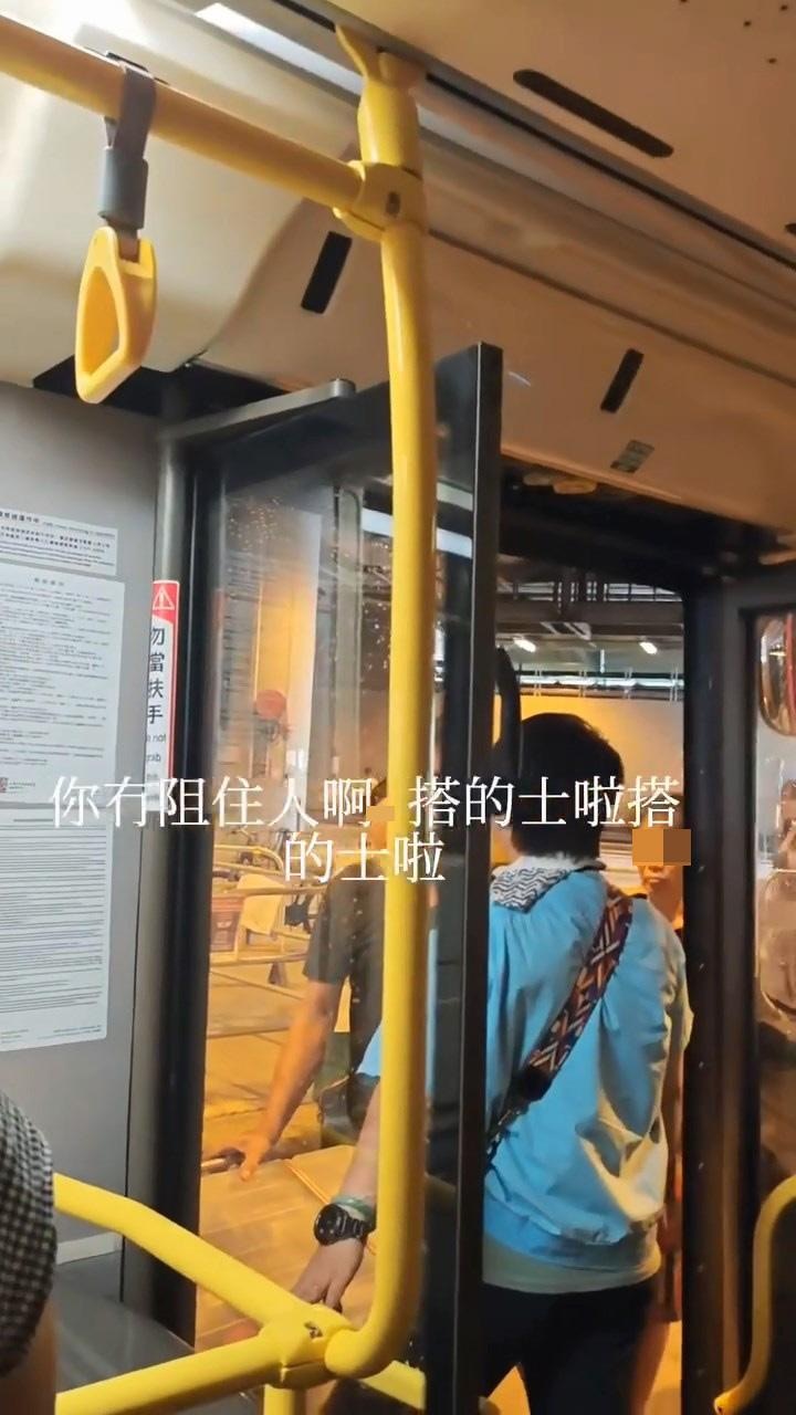 大叔以手推車攜帶兩大箱貨物想上九巴，但有女站長站在車門位置阻止。（Facebook群組「車cam L（香港群組）」）