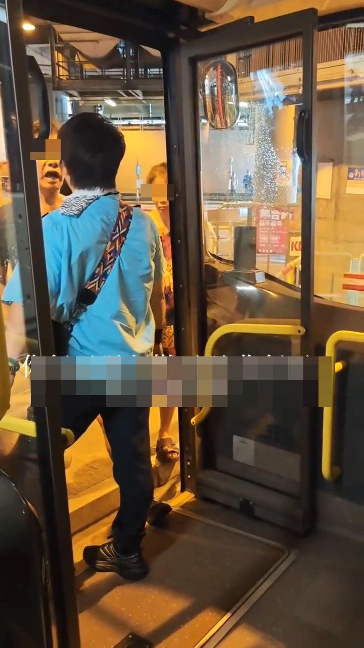 雙方爭吵。(Facebook群組「車cam L(香港群組)」)