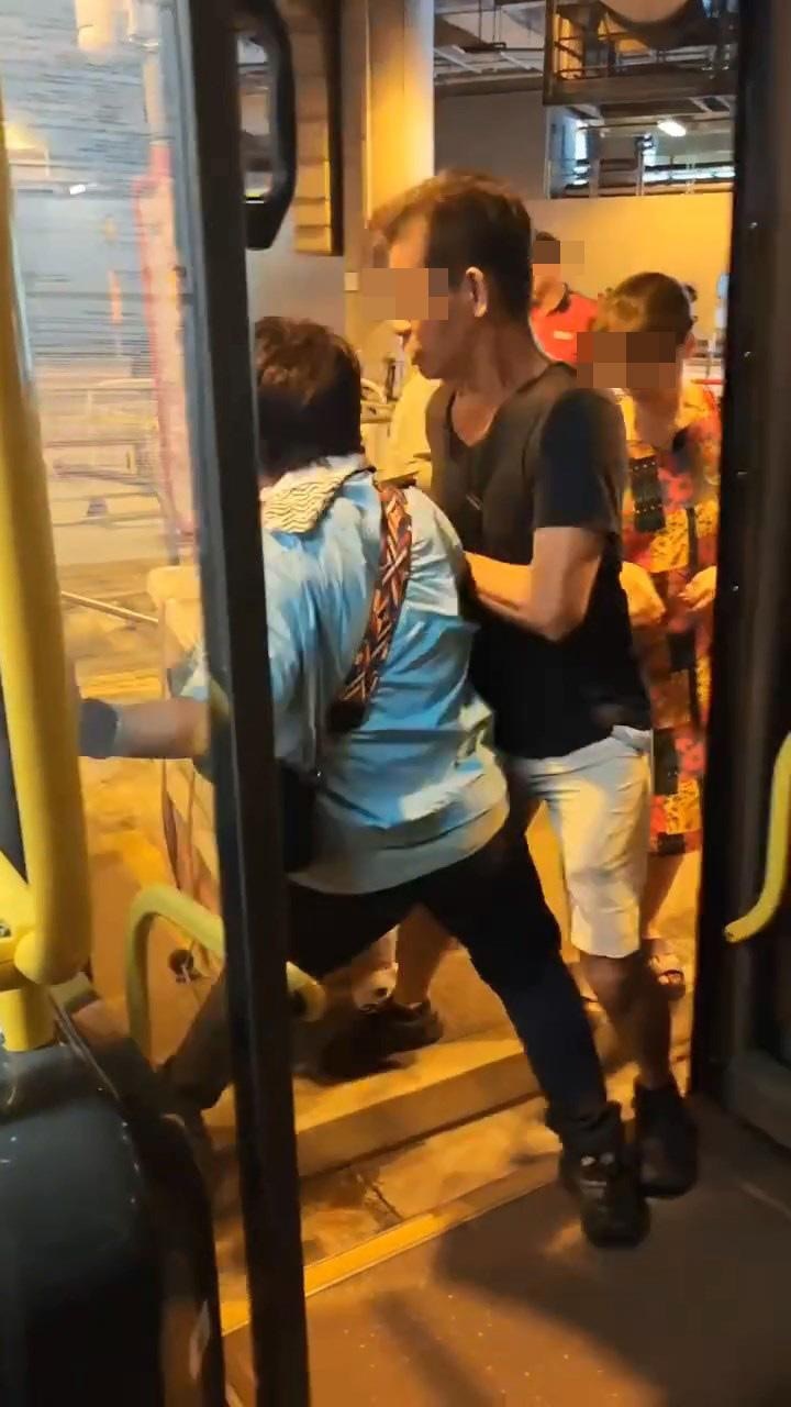 女站長強行推開大叔貨物，雙方拉扯，大叔把女站長推開「㧬上車」。（Facebook群組「車cam L（香港群組）」）