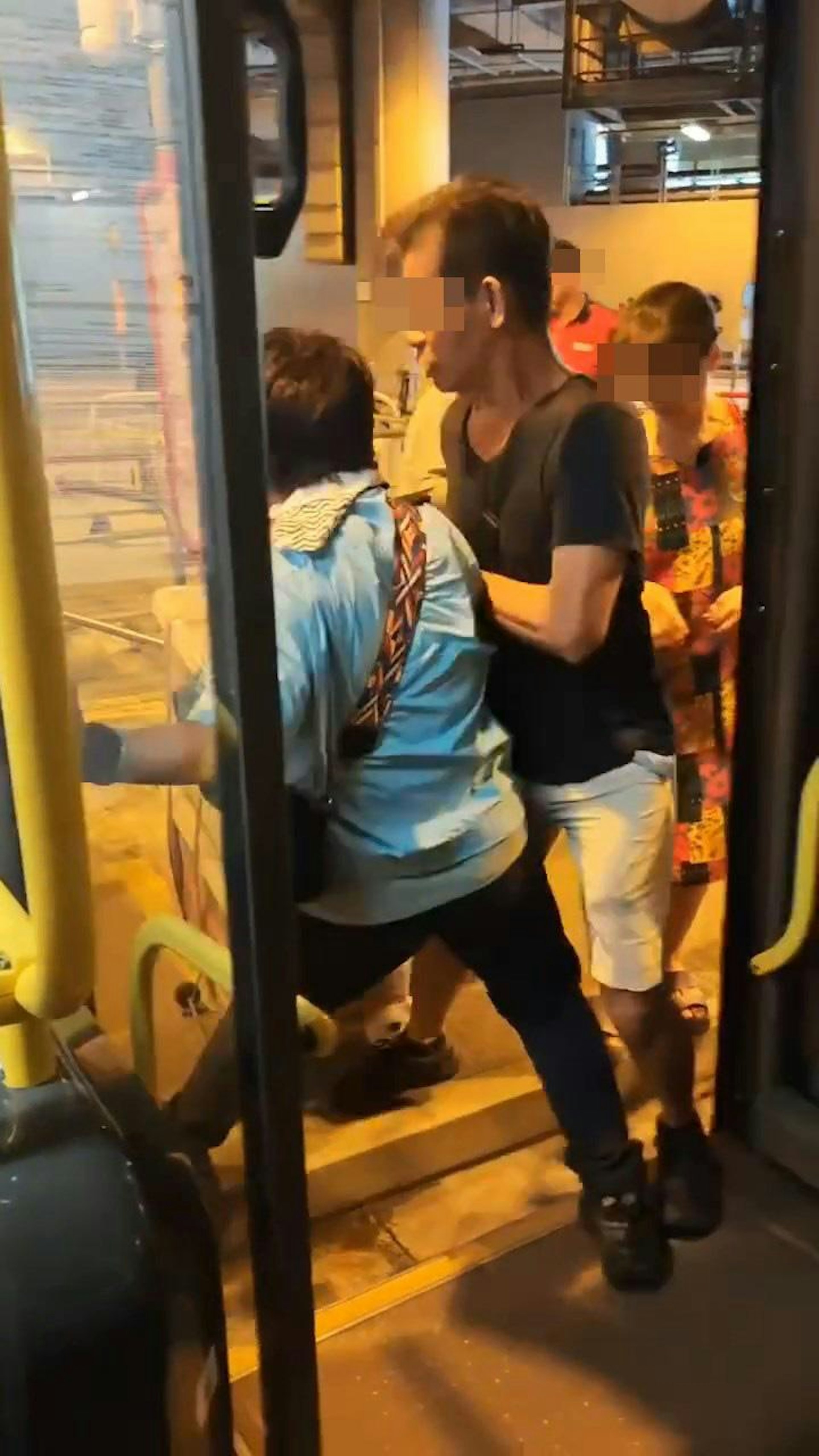 女站長強行推開大叔貨物,雙方拉扯,大叔把女站長推開「㧬上車」。(Facebook群組「車cam L(香港群組)」)