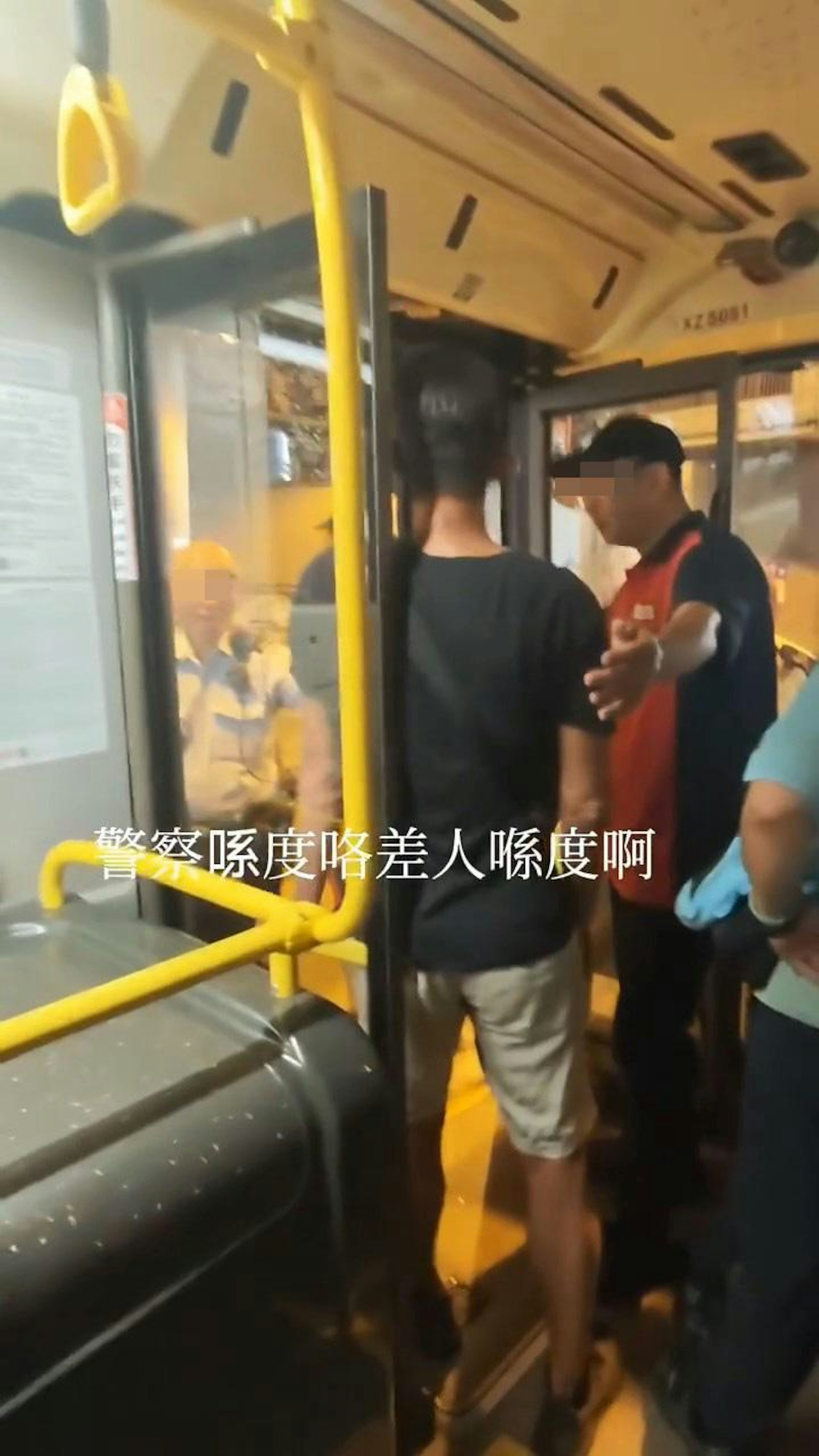 警察到場,叫大叔「唔好嘈」。(Facebook群組「車cam L(香港群組)」)