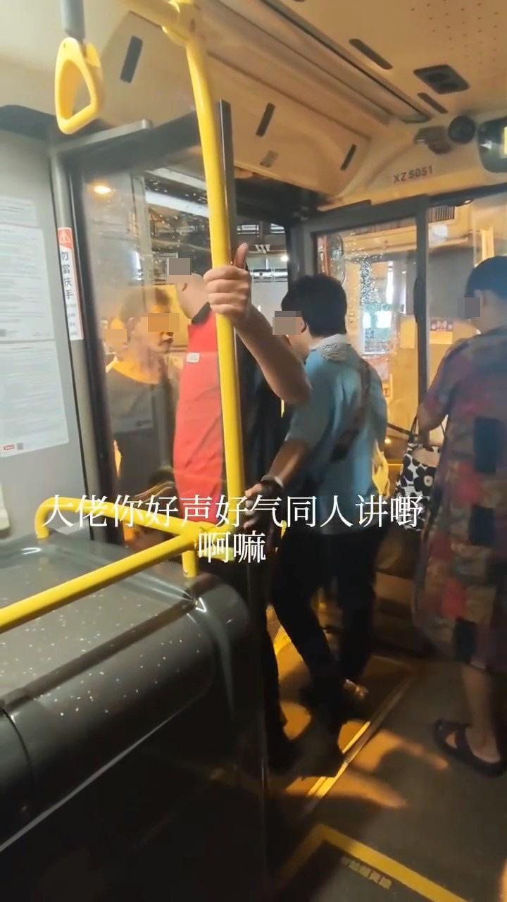 警察到場，叫大叔「唔好嘈」。（Facebook群組「車cam L（香港群組）」）