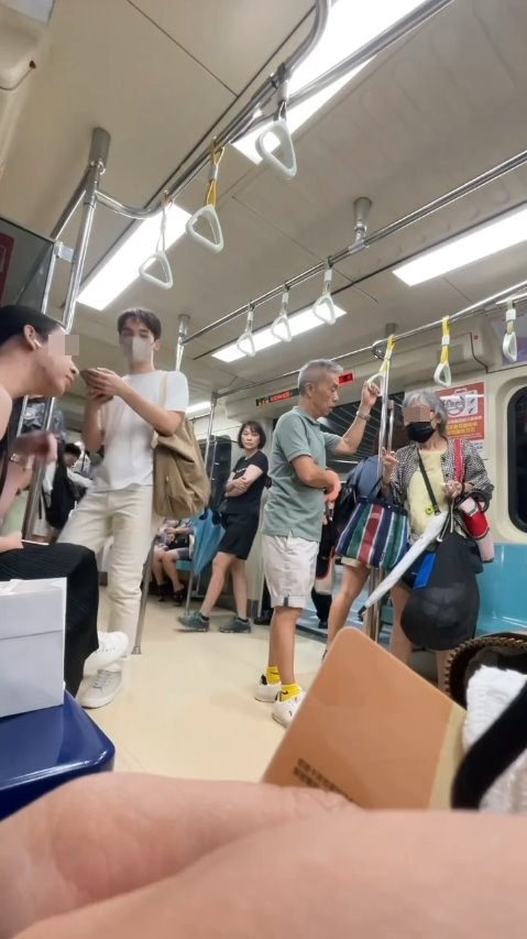 台北捷運一名老婦人用手提袋多次攻擊坐在博愛座的民眾，其後對方起身一腳把老婦踢開。（Threads截圖）