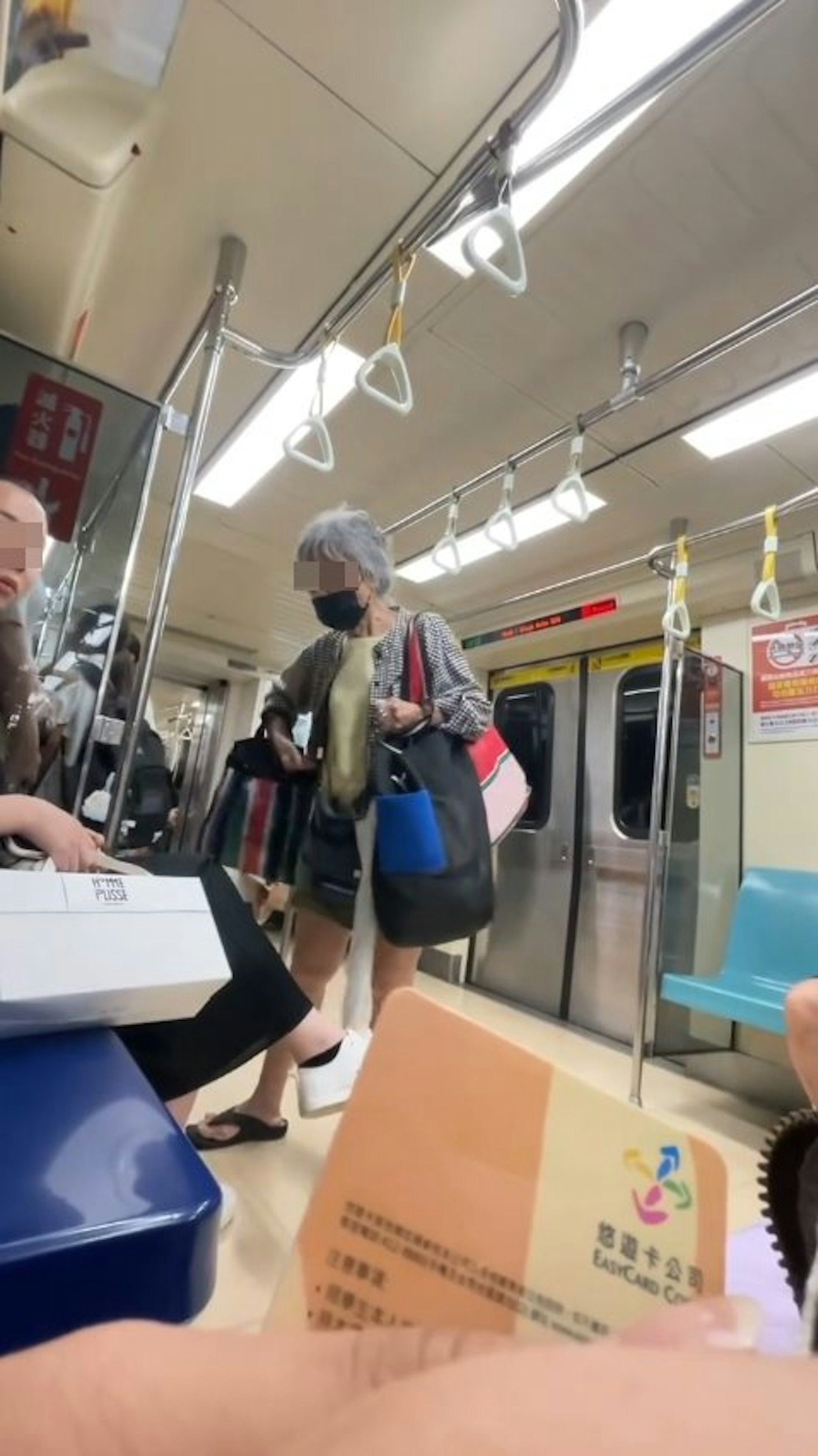 台北捷運一名老婦人用手提袋多次攻擊坐在博愛座的乘客,其後對方起身一腳把老婦踢開。(Threads截圖)