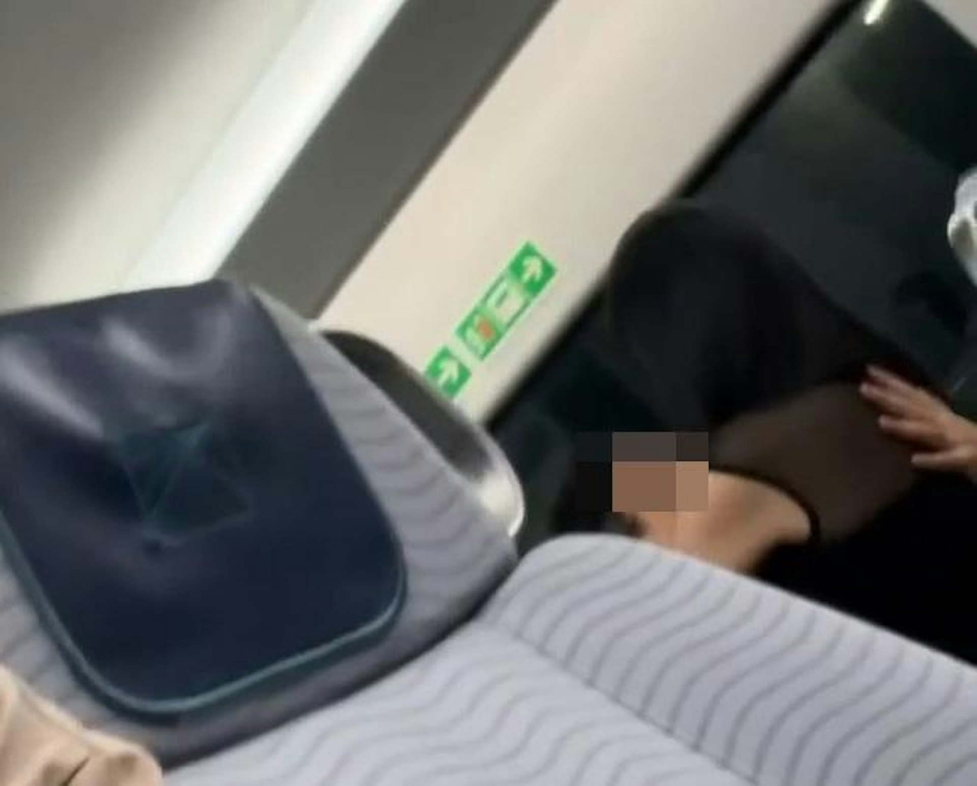 本港網絡瘋傳1段影片,指港鐵機場快綫車廂座位上,有1對男女共佔1位「忘我激吻」。(Threads@paddyjai_)