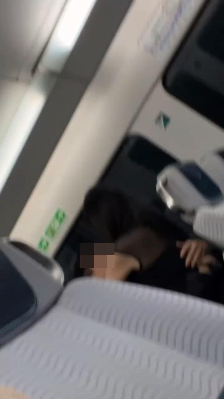 港鐵機場快綫列車座位上，有1名長髮、穿透視露膊裝女子，騎在1名戴眼鏡男子上面激烈擁吻。（Threads@paddyjai_）