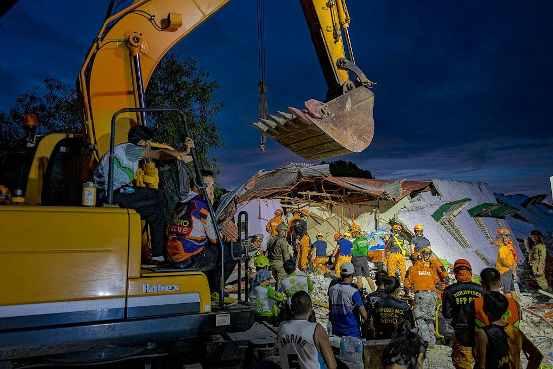 2025年10月1日,菲律賓宿霧省,圖為當地發生6.9級地震後,救援人員駕駛挖泥機來到一處倒塌住宅附近救援。(Getty) 2025年10月1日,菲律賓宿霧省,圖為當地發生6.9級地震後,救援人員駕駛挖泥機來到一處倒塌住宅附近救援。(Getty)