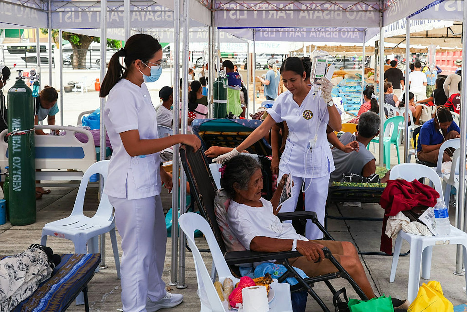 2025年10月1日,菲律賓宿霧省,圖為當地發生6.9級地震後,眾多傷者迫爆醫院,有部份較輕症病人在院外接受治療。(Getty) 2025年10月1日,菲律賓宿霧省,圖為當地發生6.9級地震後,眾多傷者迫爆醫院,有部份較輕症病人在院外接受治療。(Getty)