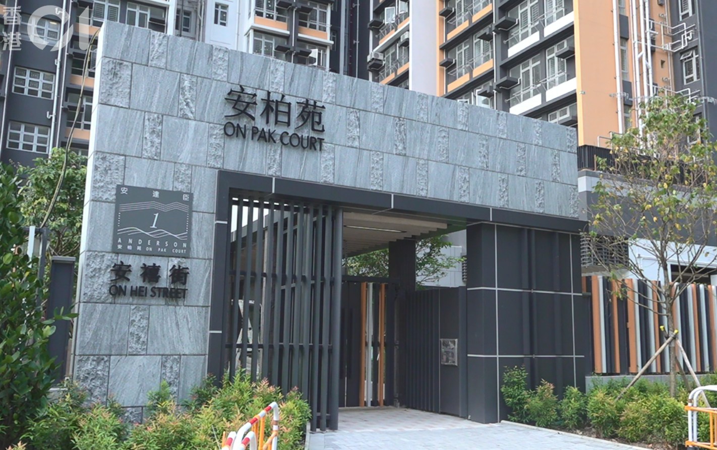 安柏苑外墙修缮进度达八成,房署力促本月中旬全面完工 安柏苑外墙修缮进度达八成,房署力促本月中旬全面完工