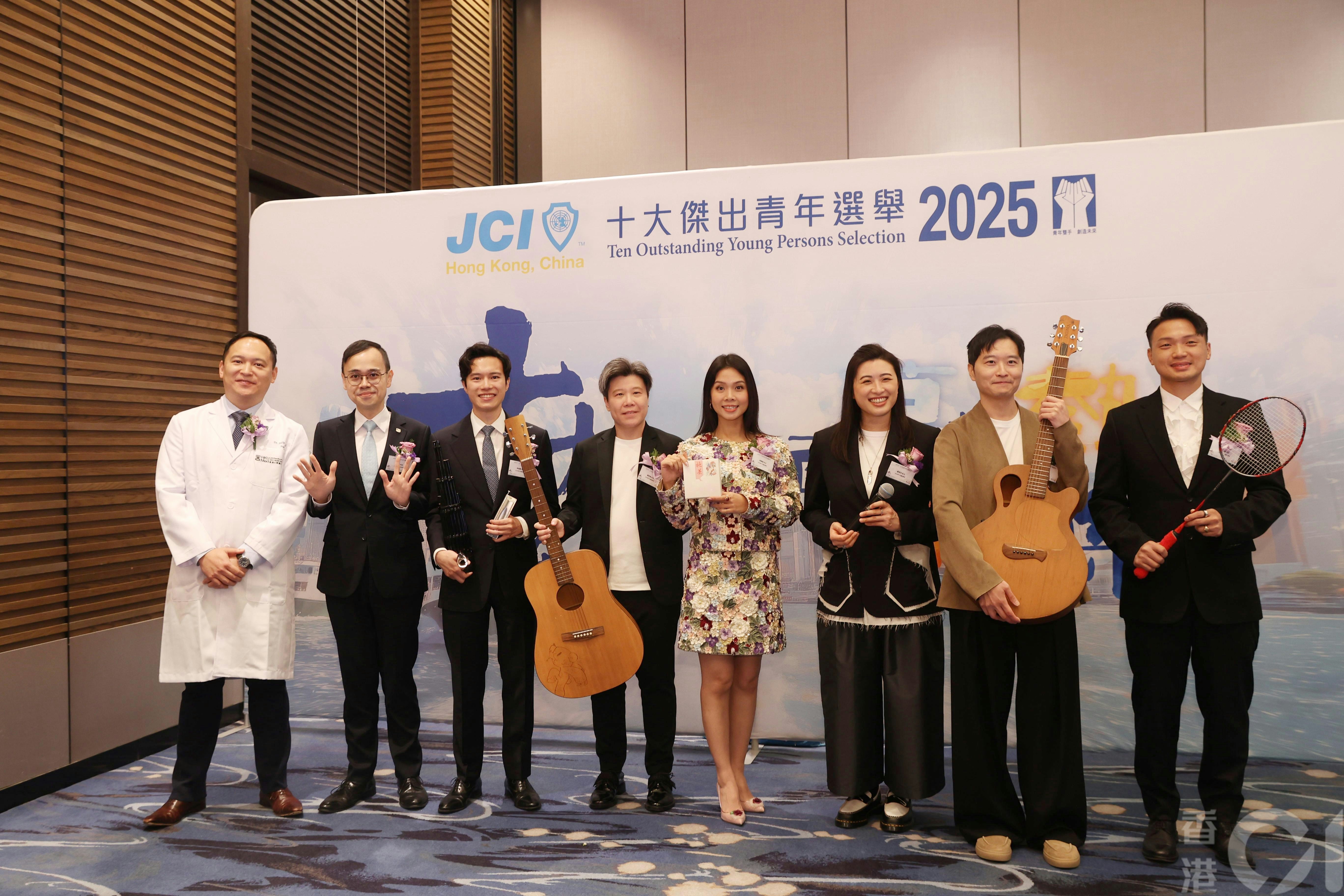 會考十優狀元鄺文傑膺十大傑青：狀元未必做醫生律師要相信自己