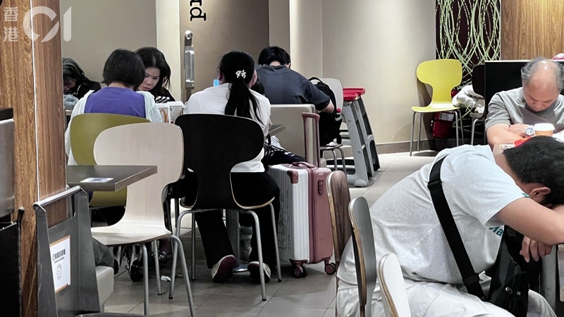 不少賓客攜行李篋到麥當勞過夜。(李家傑攝)