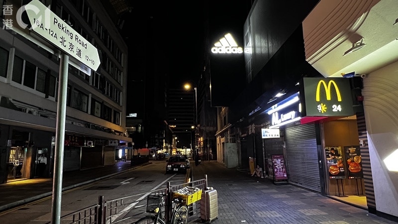 尖沙咀北京道麥當勞分店「座無虛設」，客人睡滿一整間店的檯凳。(李家傑攝)