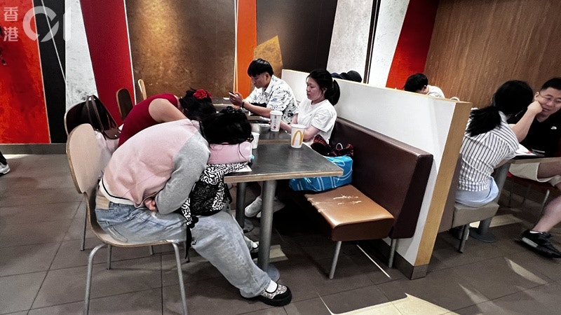 尖沙咀北京道麥當勞分店「座無虛設」，客人睡滿一整間店的檯凳。(李家傑攝)