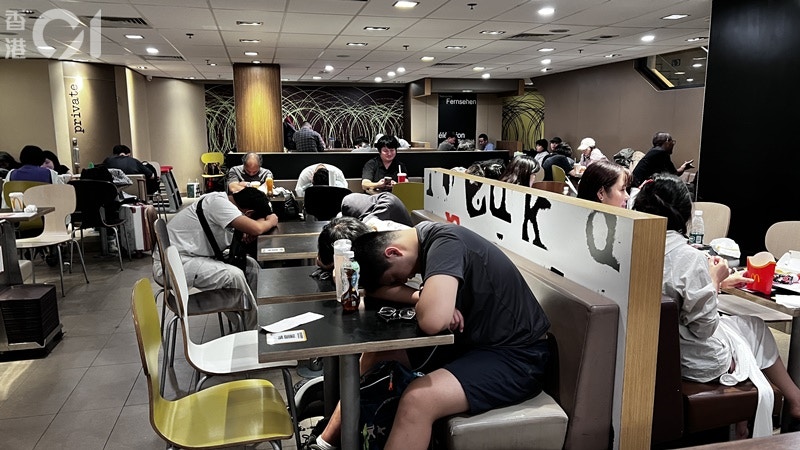 尖沙咀北京道麥當勞分店「座無虛設」，客人睡滿一整間店的檯凳。(李家傑攝)
