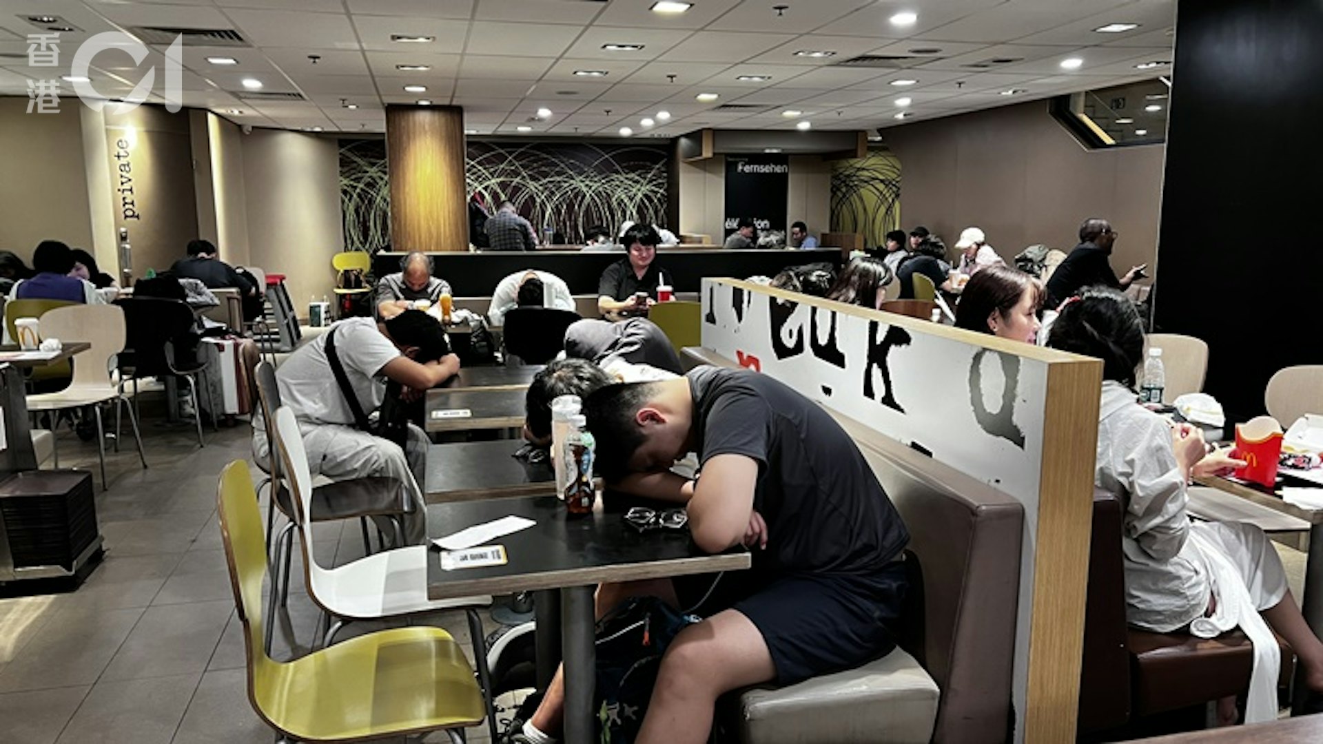 尖沙咀北京道麥當勞分店「座無虛設」,客人睡滿一整間店的檯凳。(李家傑攝) 尖沙咀北京道麥當勞分店「座無虛設」,客人睡滿一整間店的檯凳。(李家傑攝)