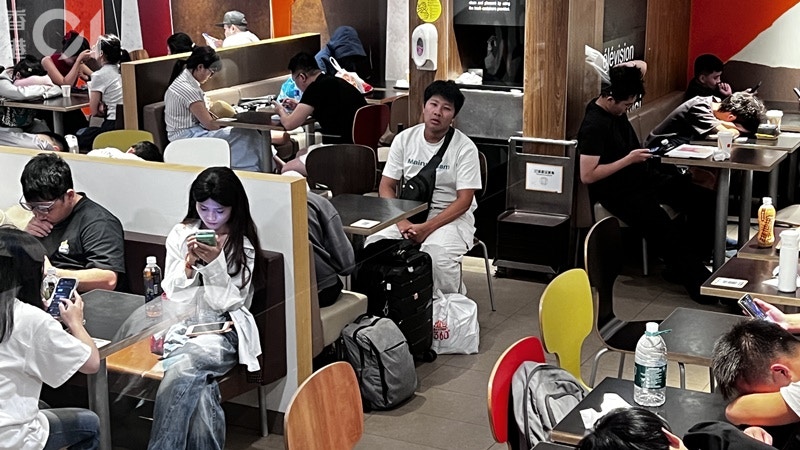 尖沙咀北京道麥當勞分店「座無虛設」，客人睡滿一整間店的檯凳。(李家傑攝)