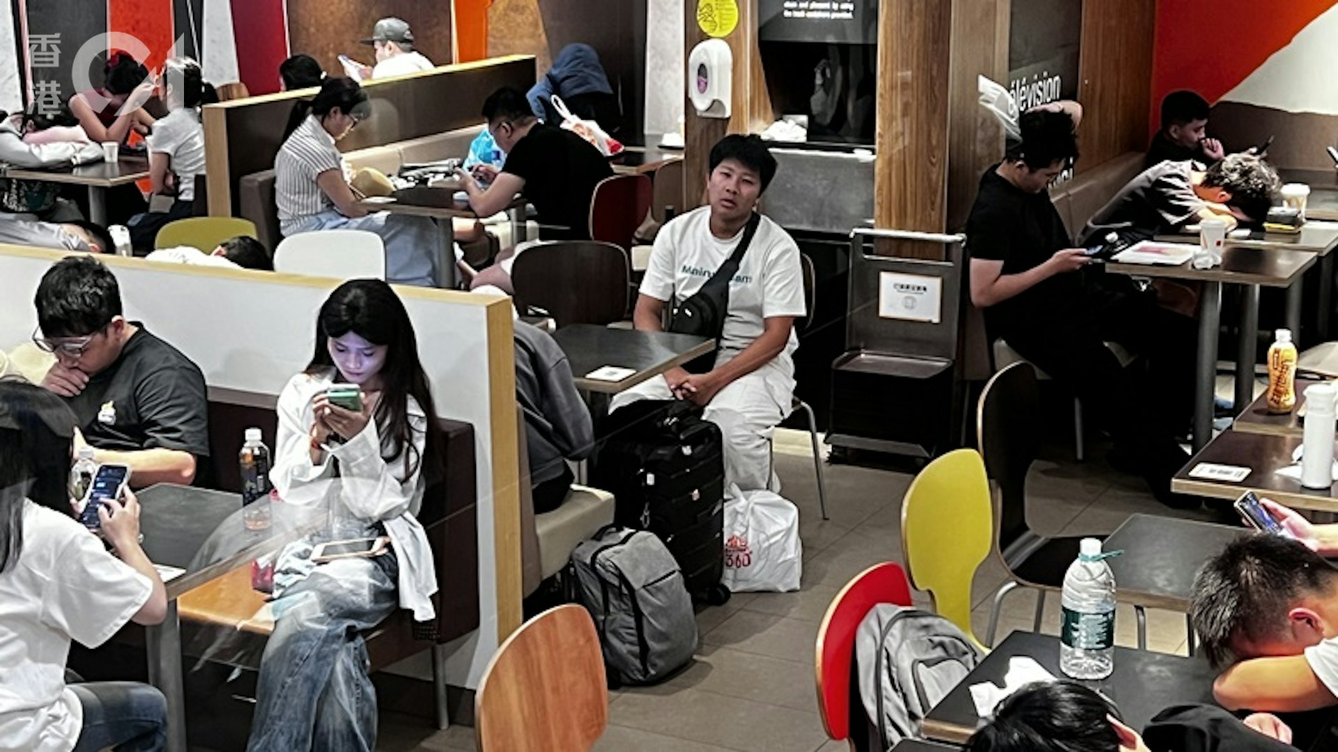 尖沙咀北京道麥當勞分店「座無虛設」,客人睡滿一整間店的檯凳。(李家傑攝) 尖沙咀北京道麥當勞分店「座無虛設」,客人睡滿一整間店的檯凳。(李家傑攝)