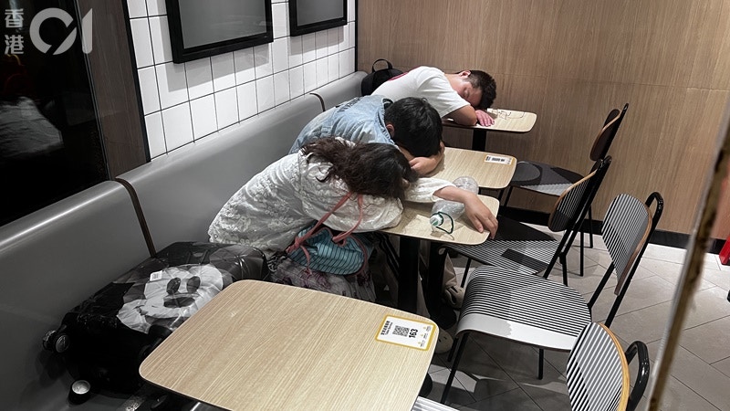 寶勒行麥當勞分店人流較為疏落，但仍有客人攜篋睡覺過夜。(李家傑攝)