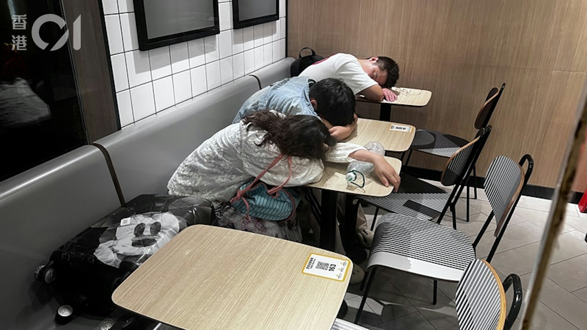 寶勒行麥當勞分店人流較為疏落,但仍有客人攜篋睡覺過夜。(李家傑攝) 寶勒行麥當勞分店人流較為疏落,但仍有客人攜篋睡覺過夜。(李家傑攝)