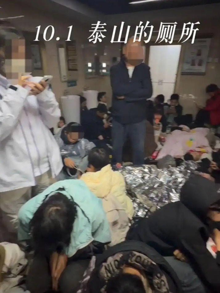 遊客擠在廁所過夜。（影片截圖）