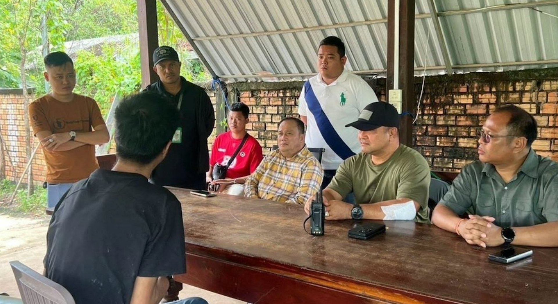 其中一名疑犯(黑衣)。 (柬中时报)