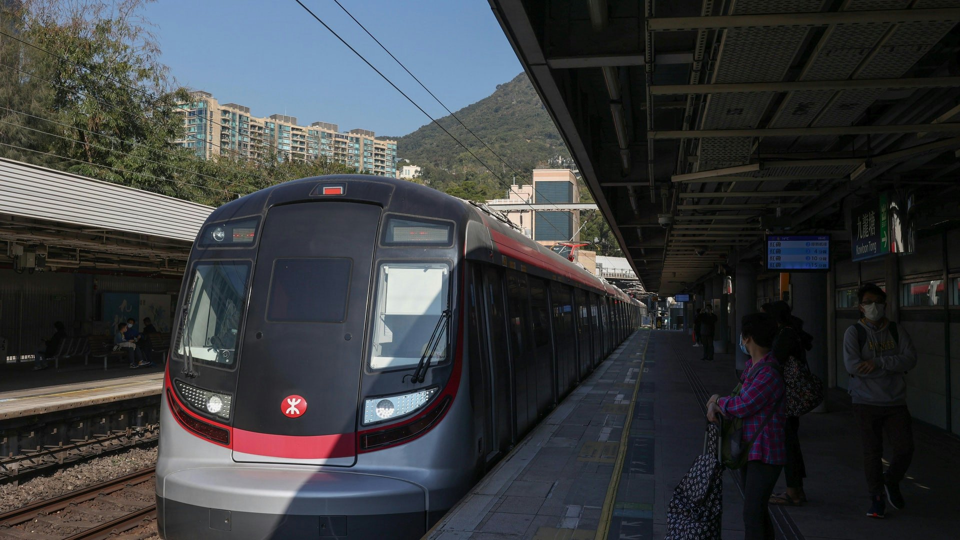 本港網絡瘋傳相片,指港鐵觀塘綫列車車廂內,有1對男女忘情激吻。(Threads@lyl_____0819)