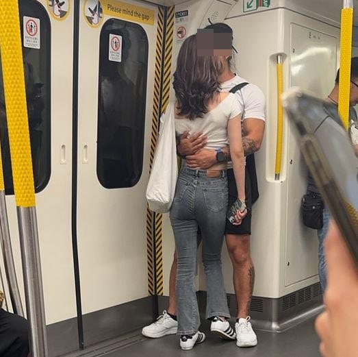這對男女靠近車廂連接卡旁門邊位置，疑似正在激吻，其中男方雙手把女方緊緊抱着。（Threads@lyl_____0819）