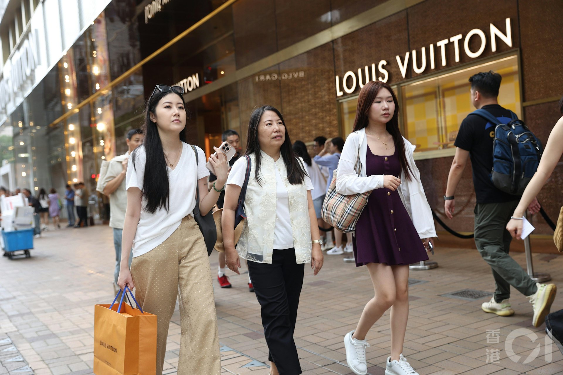 戴德梁行發佈《全球主要零售大街》第35期報告,報告顯示2025年全球主要零售大街排名之中,香港的尖沙咀為全球第四最昂貴購物地段,平均每月呎租跌至約985港元,按年下跌約6%,不過依然蟬聯亞太區最昂貴零售地段榜首。(鄭子峰攝) 戴德梁行發佈《全球主要零售大街》第35期報告,報告顯示2025年全球主要零售大街排名之中,香港的尖沙咀為全球第四最昂貴購物地段,平均每月呎租跌至約985港元,按年下跌約6%,不過依然蟬聯亞太區最昂貴零售地段榜首。(鄭子峰攝)