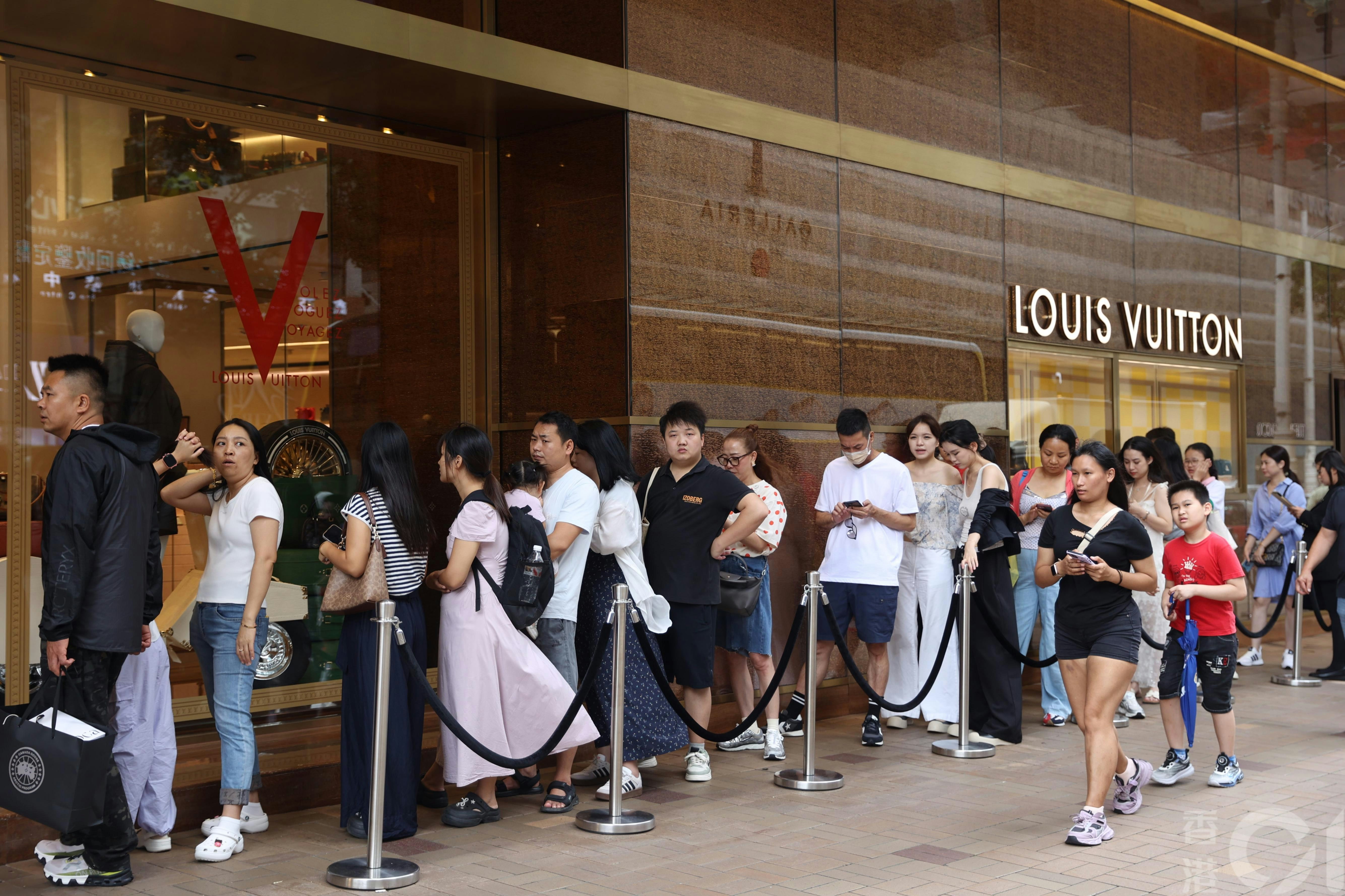 戴德梁行發佈《全球主要零售大街》第35期報告，報告顯示2025年全球主要零售大街排名之中，香港的尖沙咀為全球第四最昂貴購物地段，平均每月呎租跌至約985港元，按年下跌約6%，不過依然蟬聯亞太區最昂貴零售地段榜首。（鄭子峰攝）