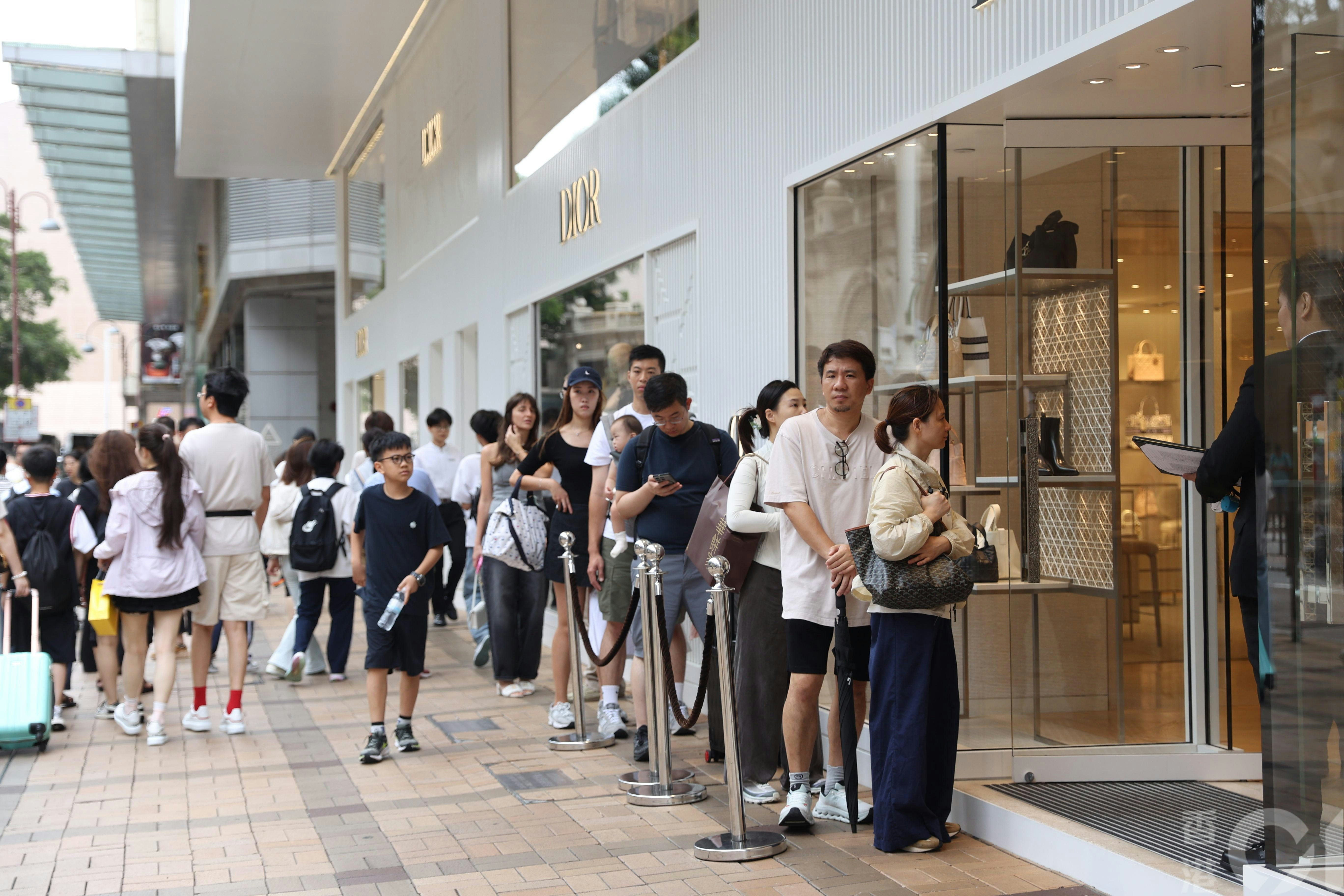 戴德梁行發佈《全球主要零售大街》第35期報告，報告顯示2025年全球主要零售大街排名之中，香港的尖沙咀為全球第四最昂貴購物地段，平均每月呎租跌至約985港元，按年下跌約6%，不過依然蟬聯亞太區最昂貴零售地段榜首。（鄭子峰攝）