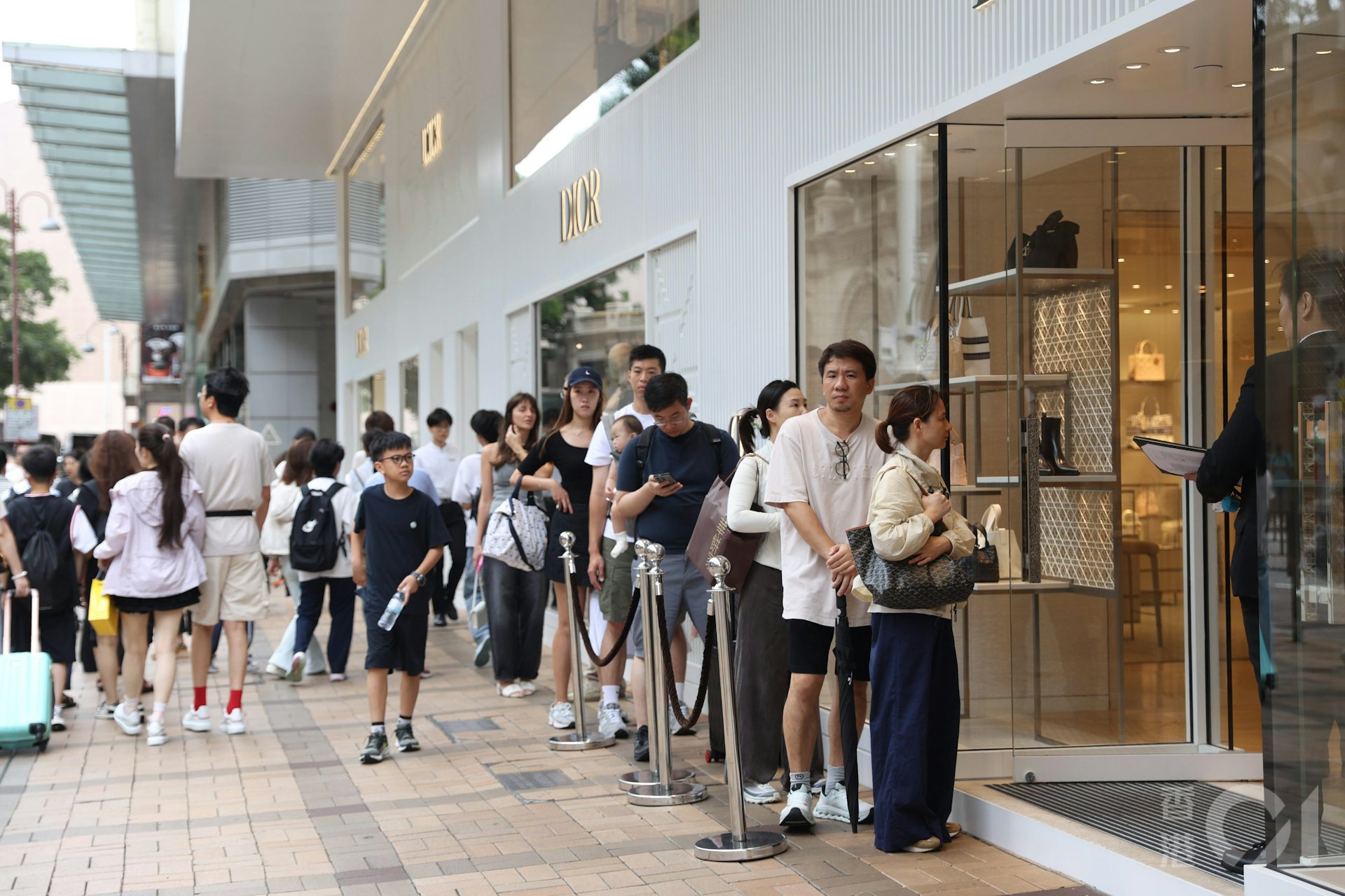 戴德梁行發佈《全球主要零售大街》第35期報告,報告顯示2025年全球主要零售大街排名之中,香港的尖沙咀為全球第四最昂貴購物地段,平均每月呎租跌至約985港元,按年下跌約6%,不過依然蟬聯亞太區最昂貴零售地段榜首。(鄭子峰攝) 戴德梁行發佈《全球主要零售大街》第35期報告,報告顯示2025年全球主要零售大街排名之中,香港的尖沙咀為全球第四最昂貴購物地段,平均每月呎租跌至約985港元,按年下跌約6%,不過依然蟬聯亞太區最昂貴零售地段榜首。(鄭子峰攝)