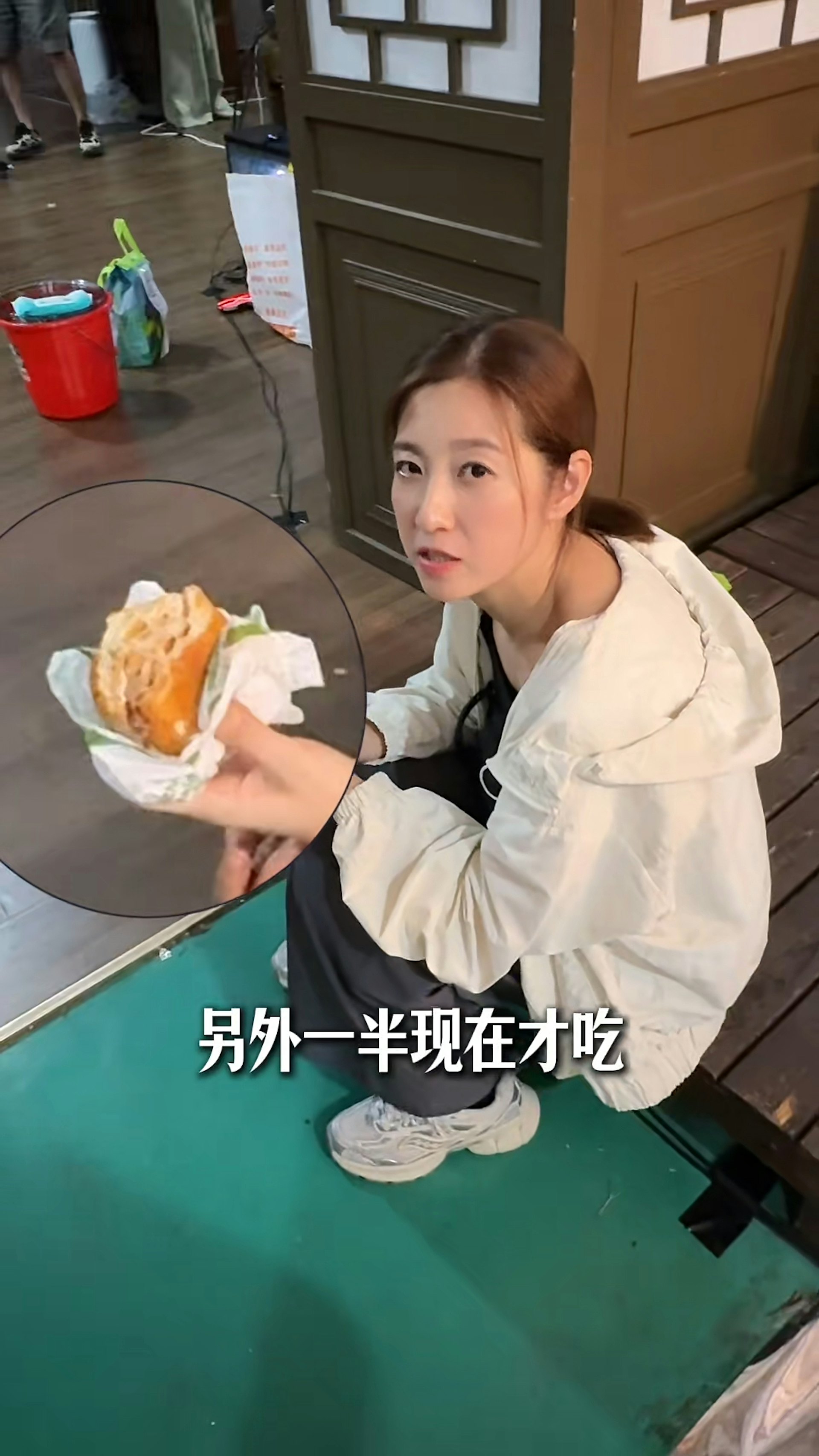 陳自瑤收工後,把之前吃剩的半個冷漢堡吃完「醫肚」。(小紅書)