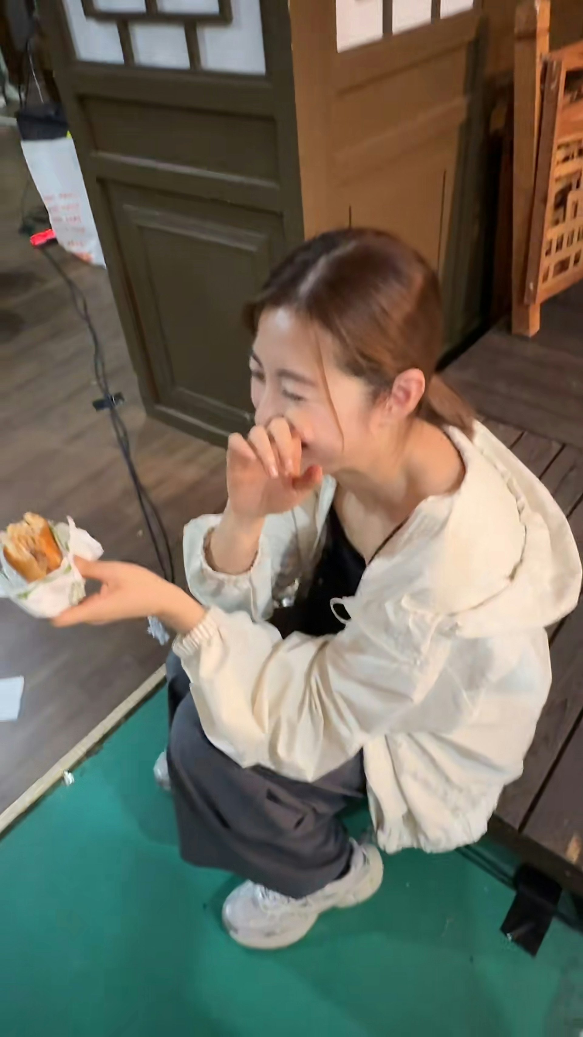 連一口熱飯都無得落肚。(小紅書)