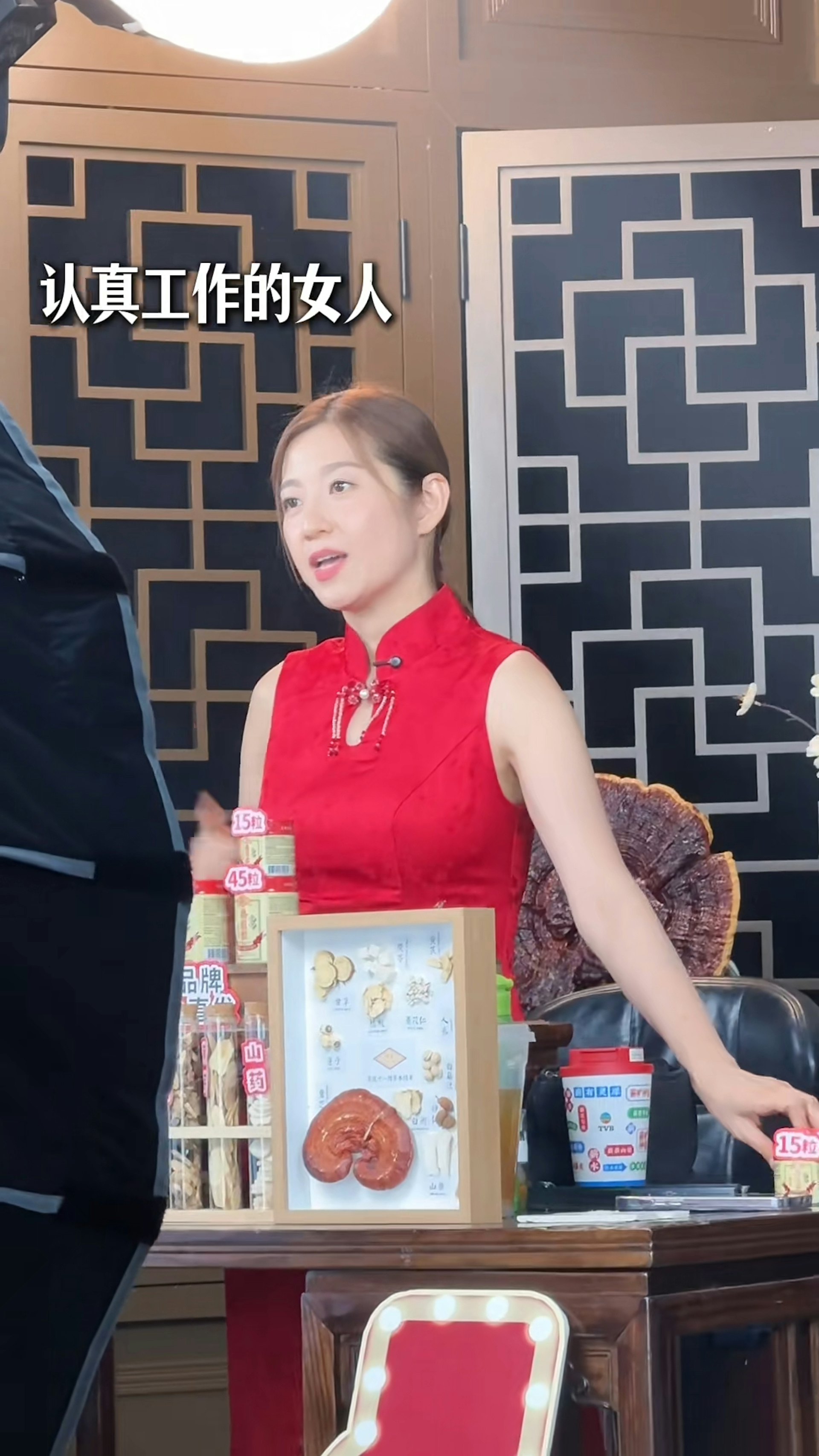 片中身穿一襲優雅紅色旗袍的她,在鏡頭前充滿自信地介紹產品。(小紅書)