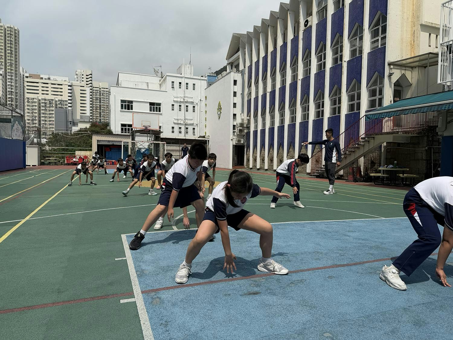 奧夢團隊的教練正以培訓運動員的方式教授籃球技巧，同學獲益良多！（作者提供）
