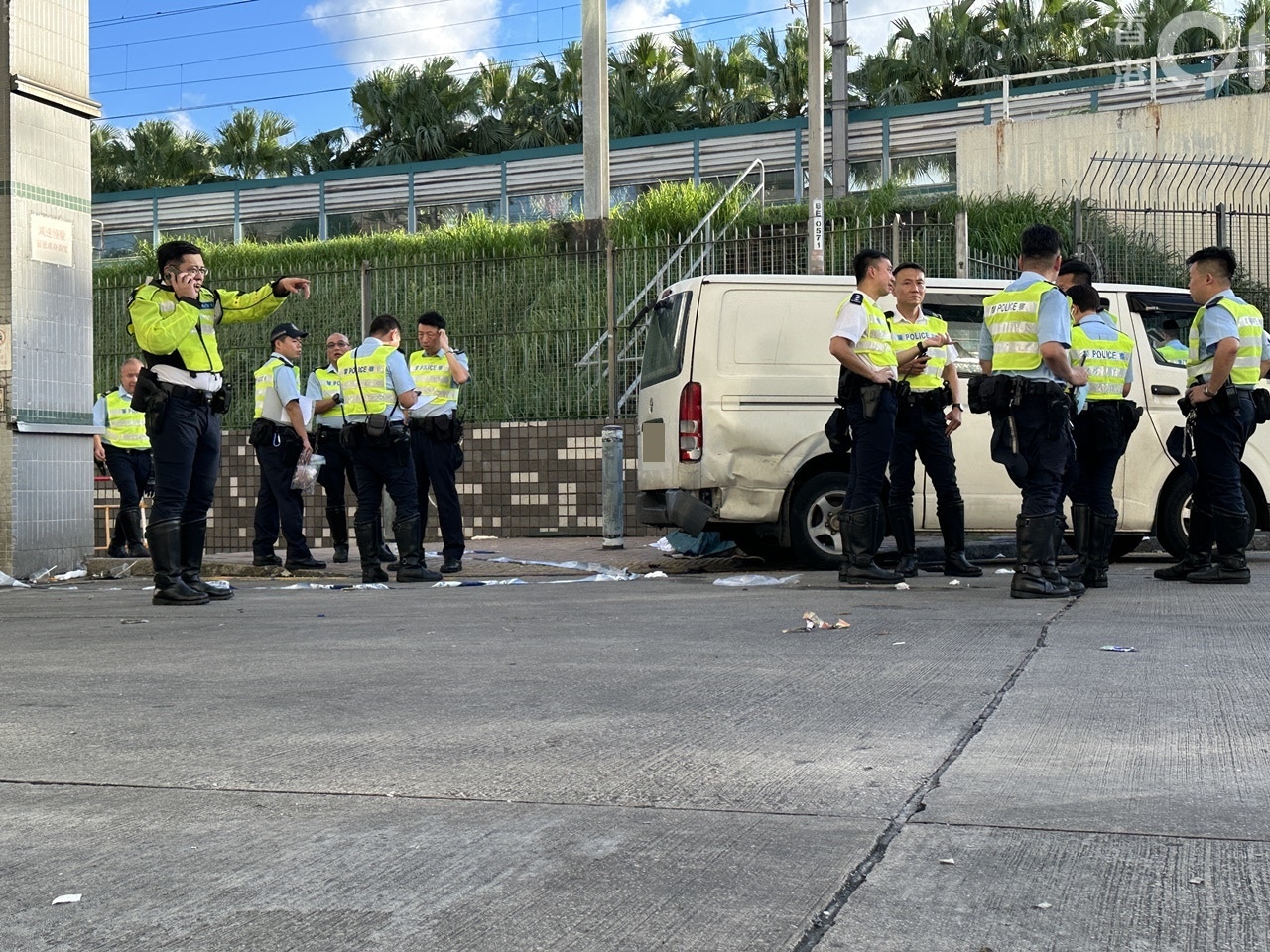 大批警員在場調查。（王譯揚攝）