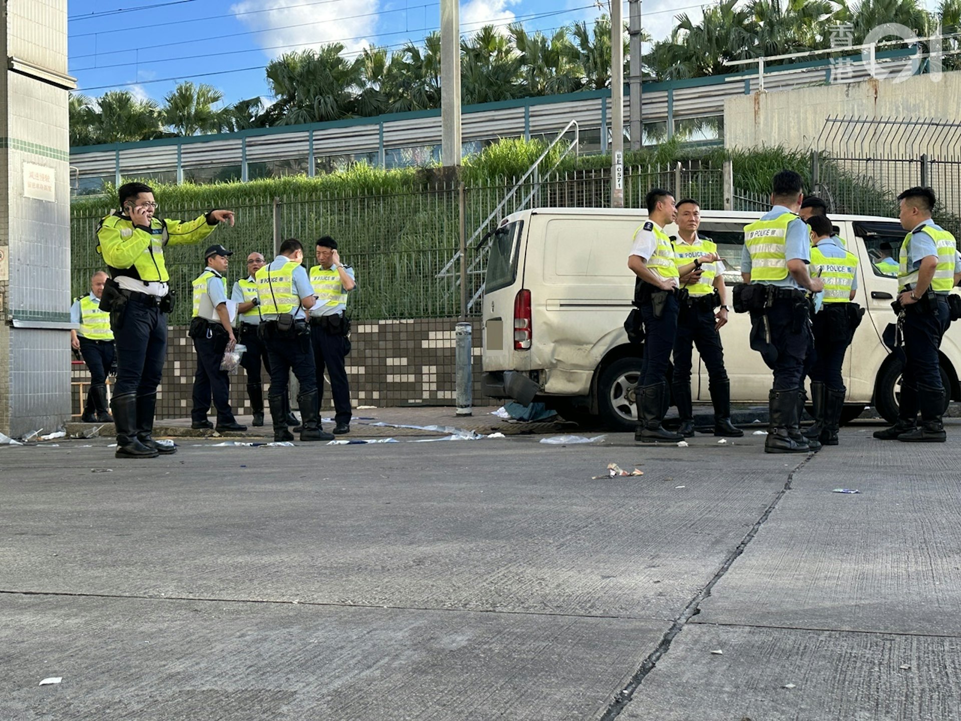 大批警員在場調查。(王譯揚攝)