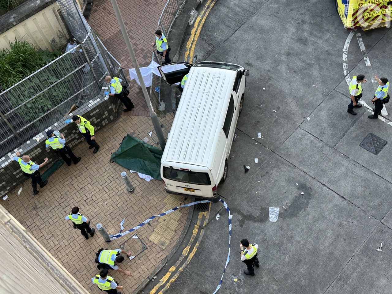 大批警員在場調查。（王譯揚攝）