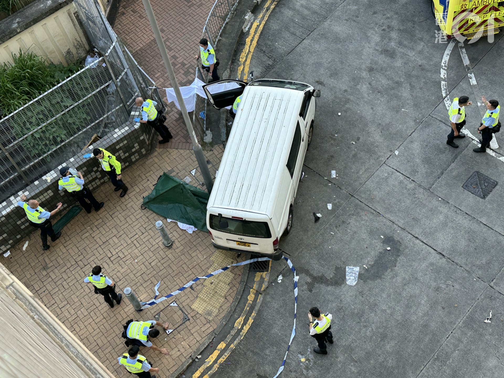 大批警員在場調查。(王譯揚攝)