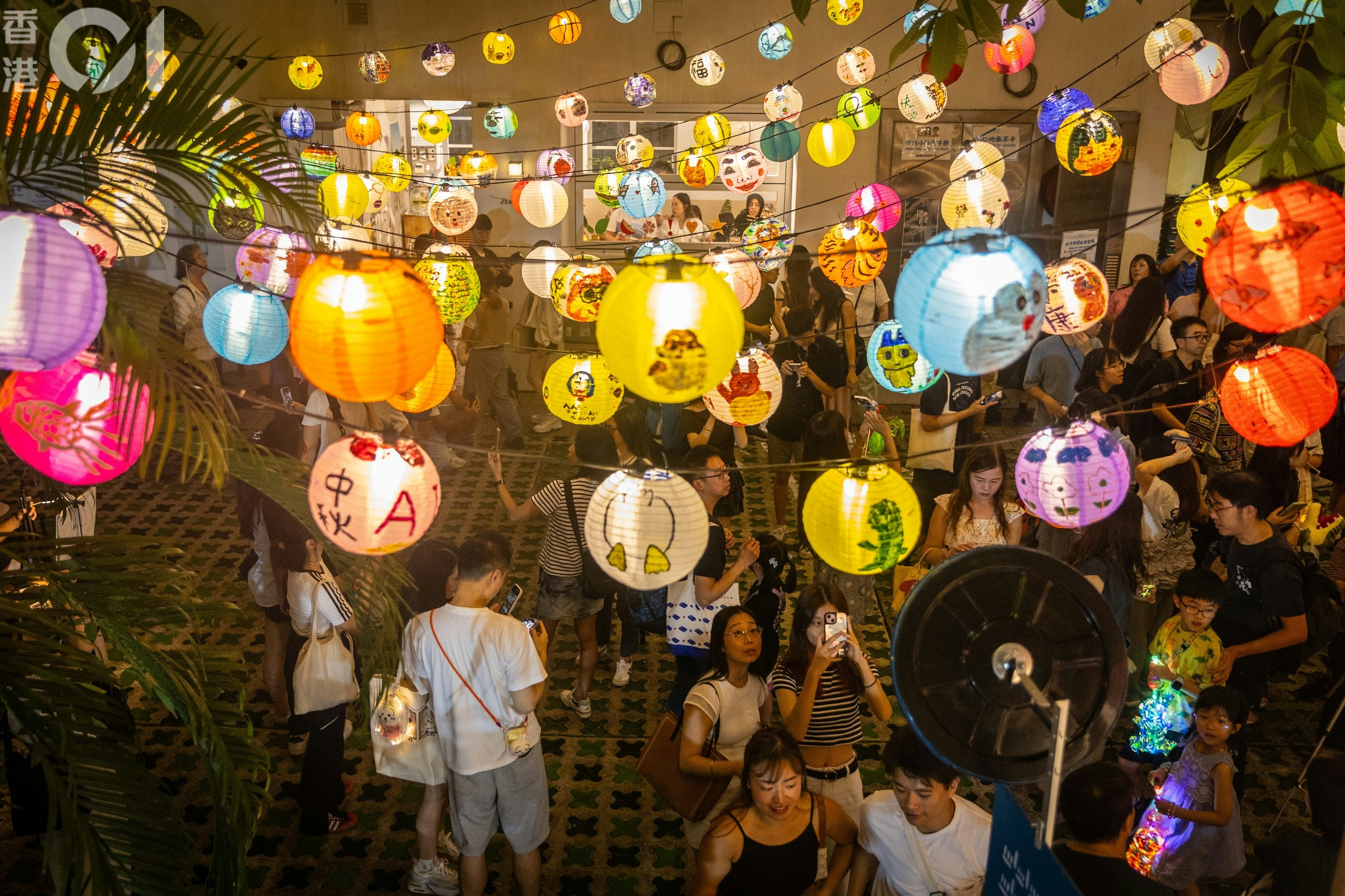 中秋節天氣｜天文台料早晚多雲 局部地區驟雨 市民或雲隙中賞月