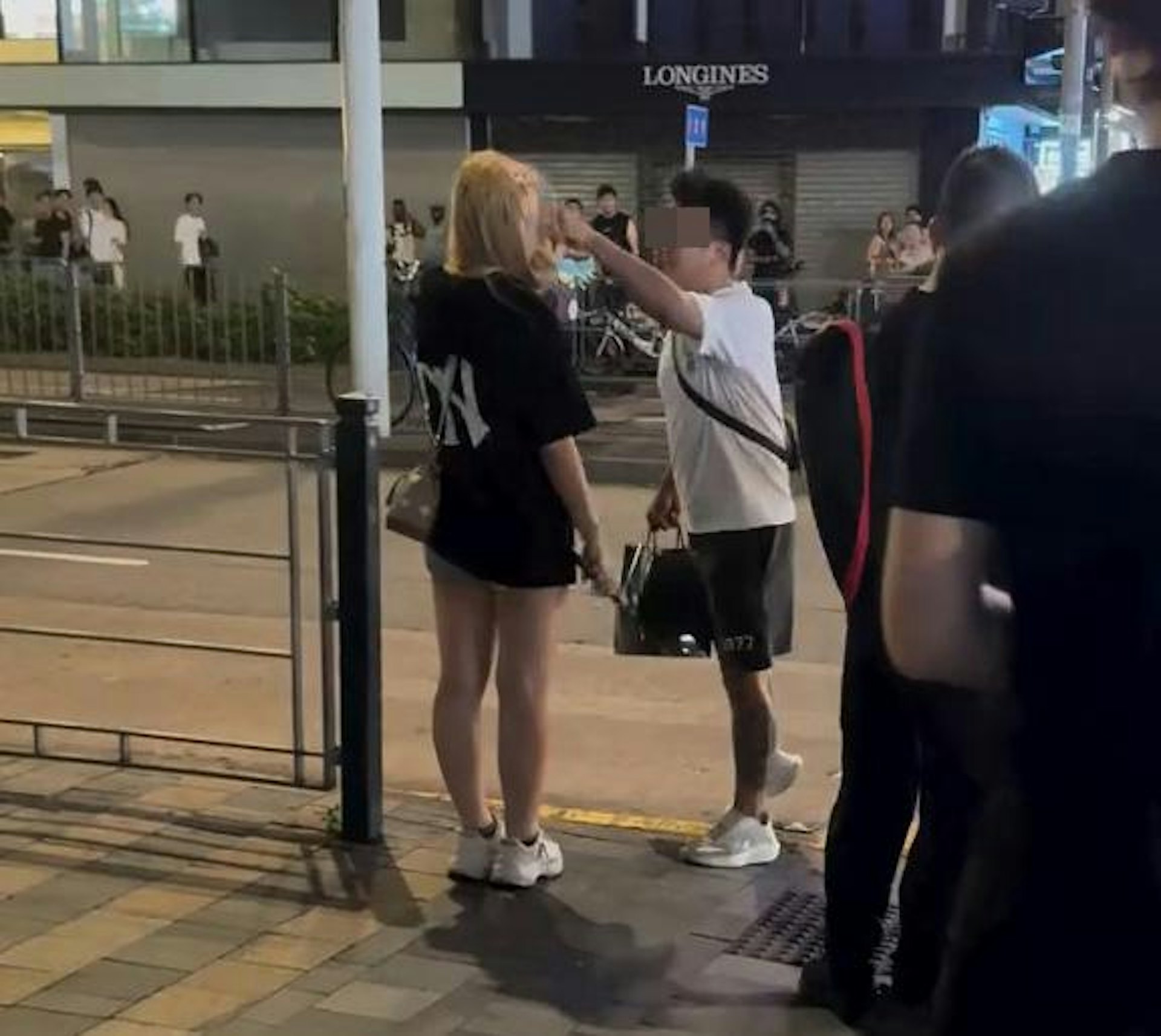 本港網絡瘋傳影片,指旺角彌敦道有1名白衣男子對女友動粗。(IG@bravedoghk/影片截圖)