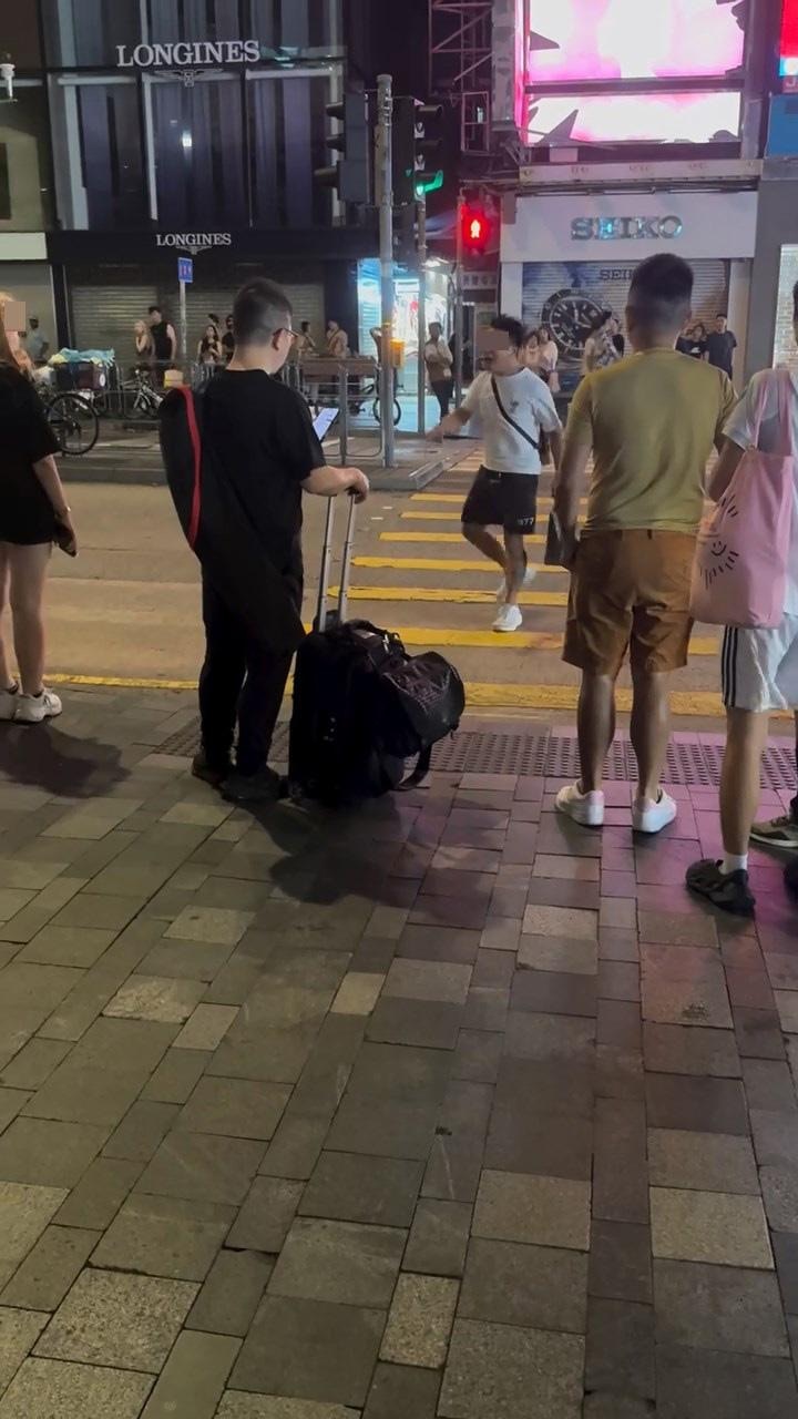 旺角彌敦道有白衣男子衝紅燈過馬路，見女友沒有跟上，暴怒喝斥。（IG@bravedoghk／影片截圖）