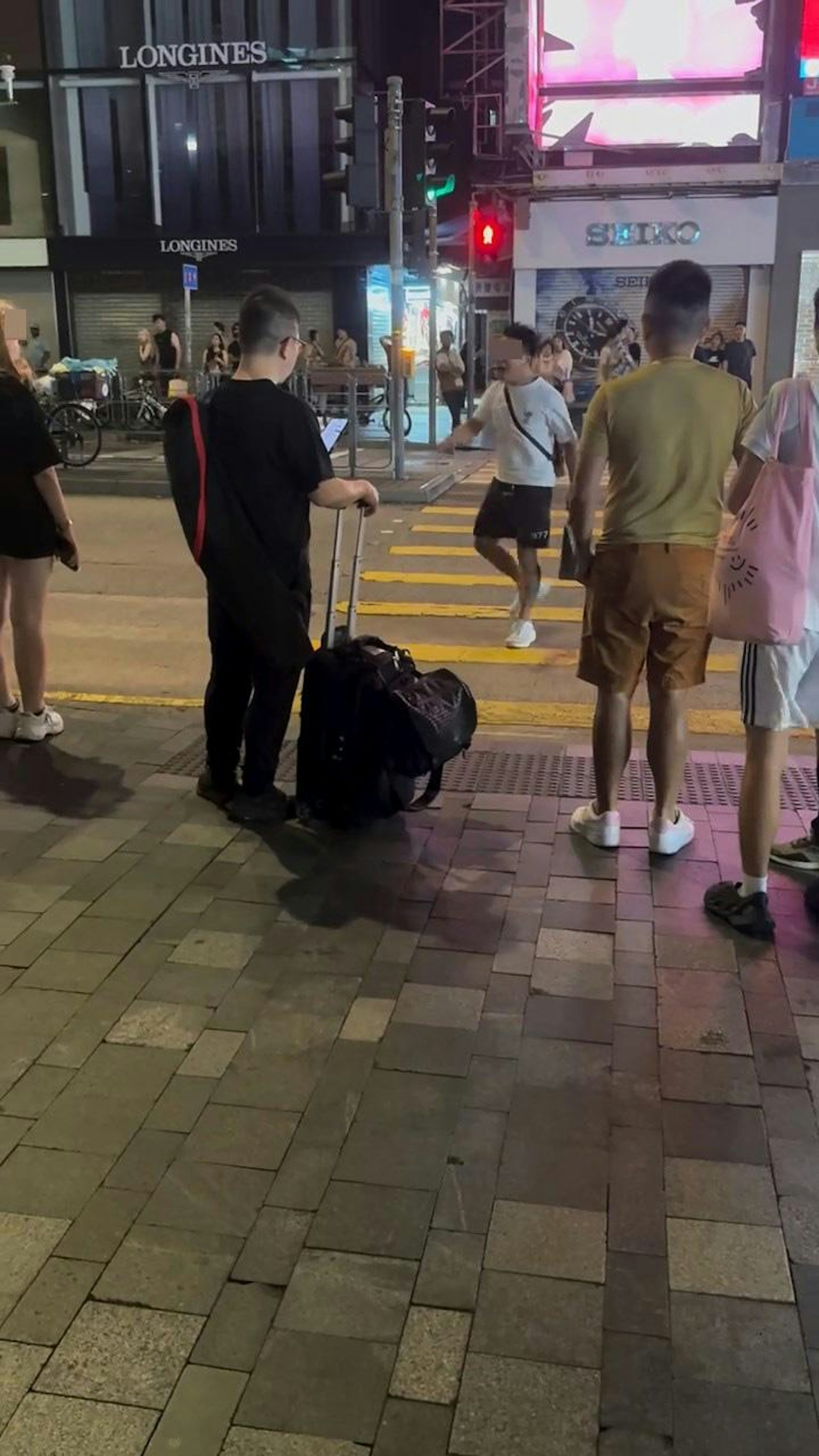 旺角彌敦道有白衣男子衝紅燈過馬路,見女友沒有跟上,暴怒喝斥。(IG@bravedoghk/影片截圖)