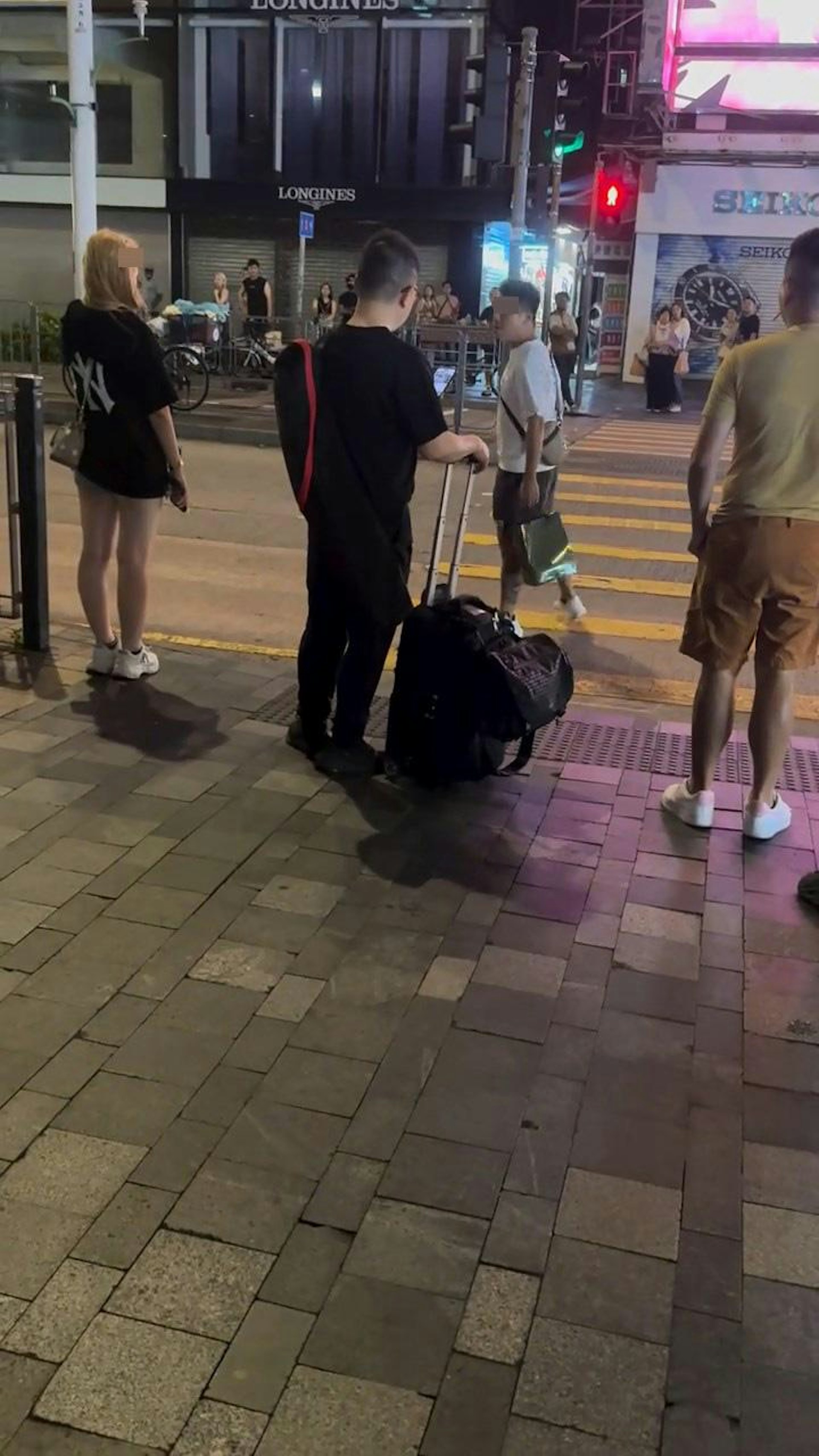 旺角彌敦道有白衣男子衝紅燈過馬路,見女友沒有跟上,暴怒喝斥。(IG@bravedoghk/影片截圖)