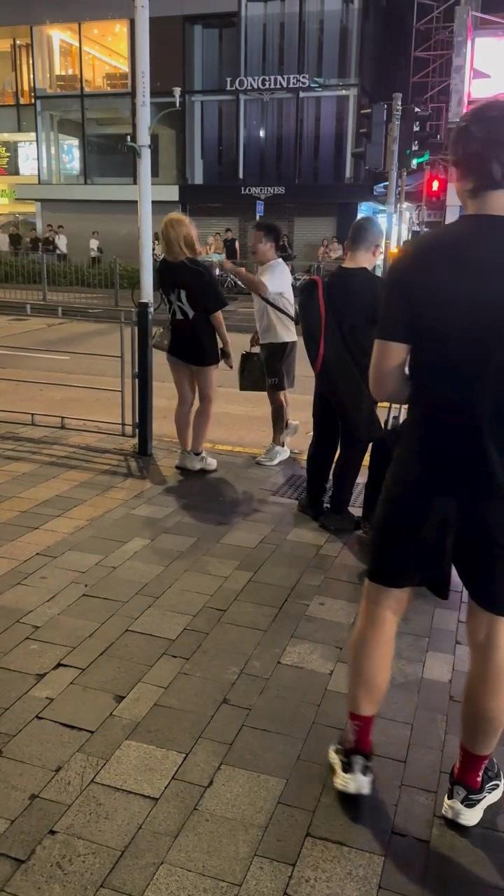 女友想解釋，白衣男竟用手指大力篤頭「你行唔X行啊！」，女友被篤到退後幾步。（IG@bravedoghk／影片截圖）