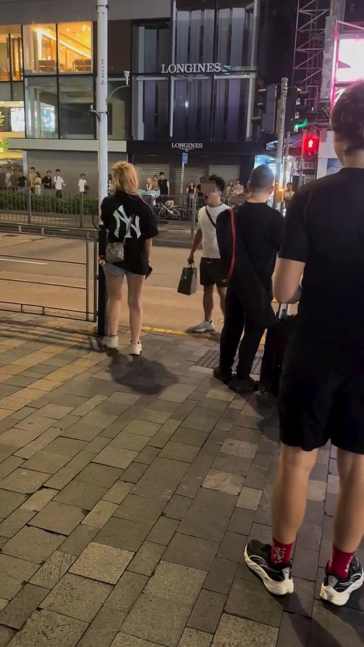女友想解釋，白衣男竟用手指大力篤頭「你行唔X行啊！」，女友被篤到退後幾步。（IG@bravedoghk／影片截圖）
