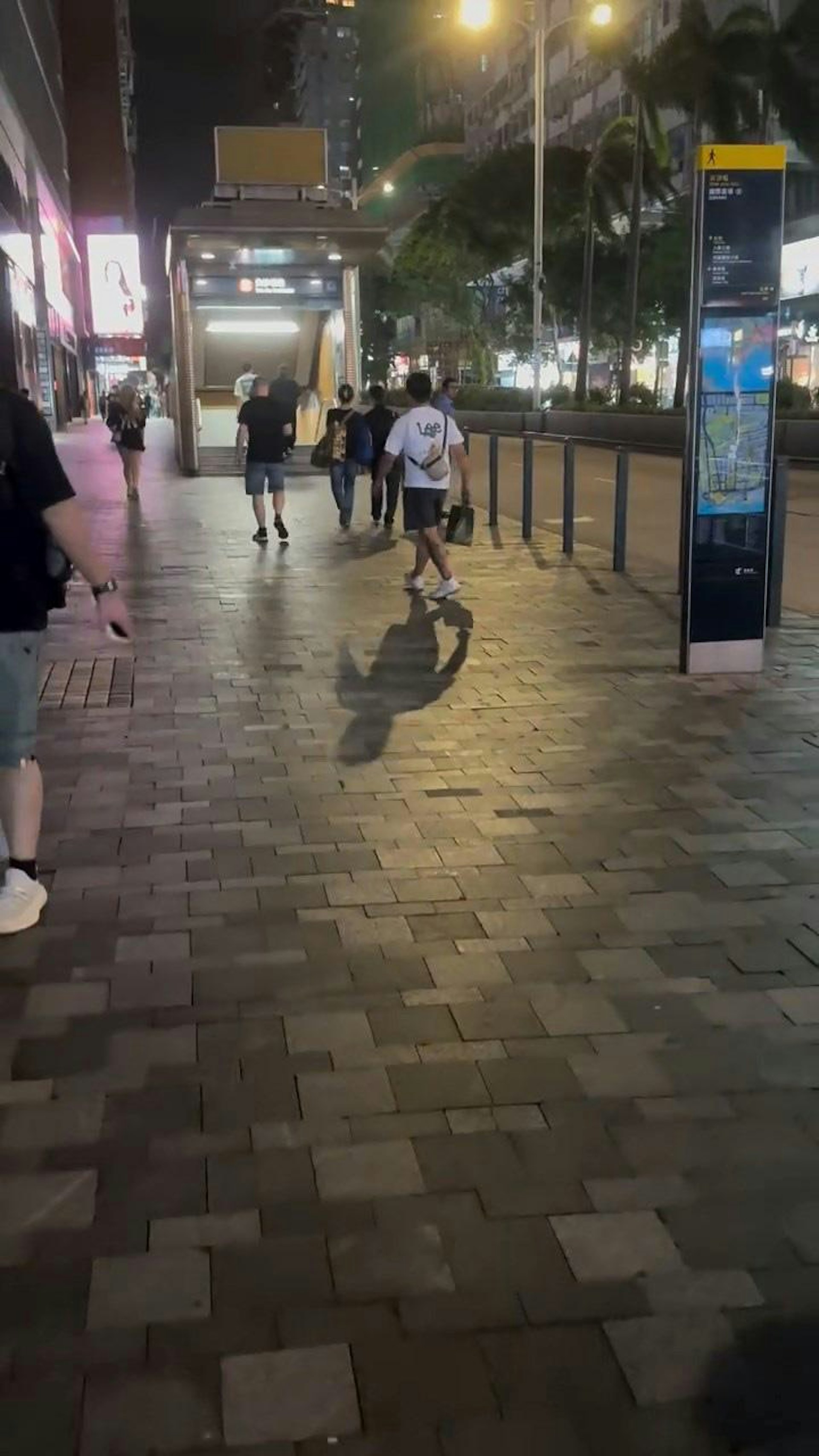 白衣男從後追趕。(IG@bravedoghk/影片截圖)