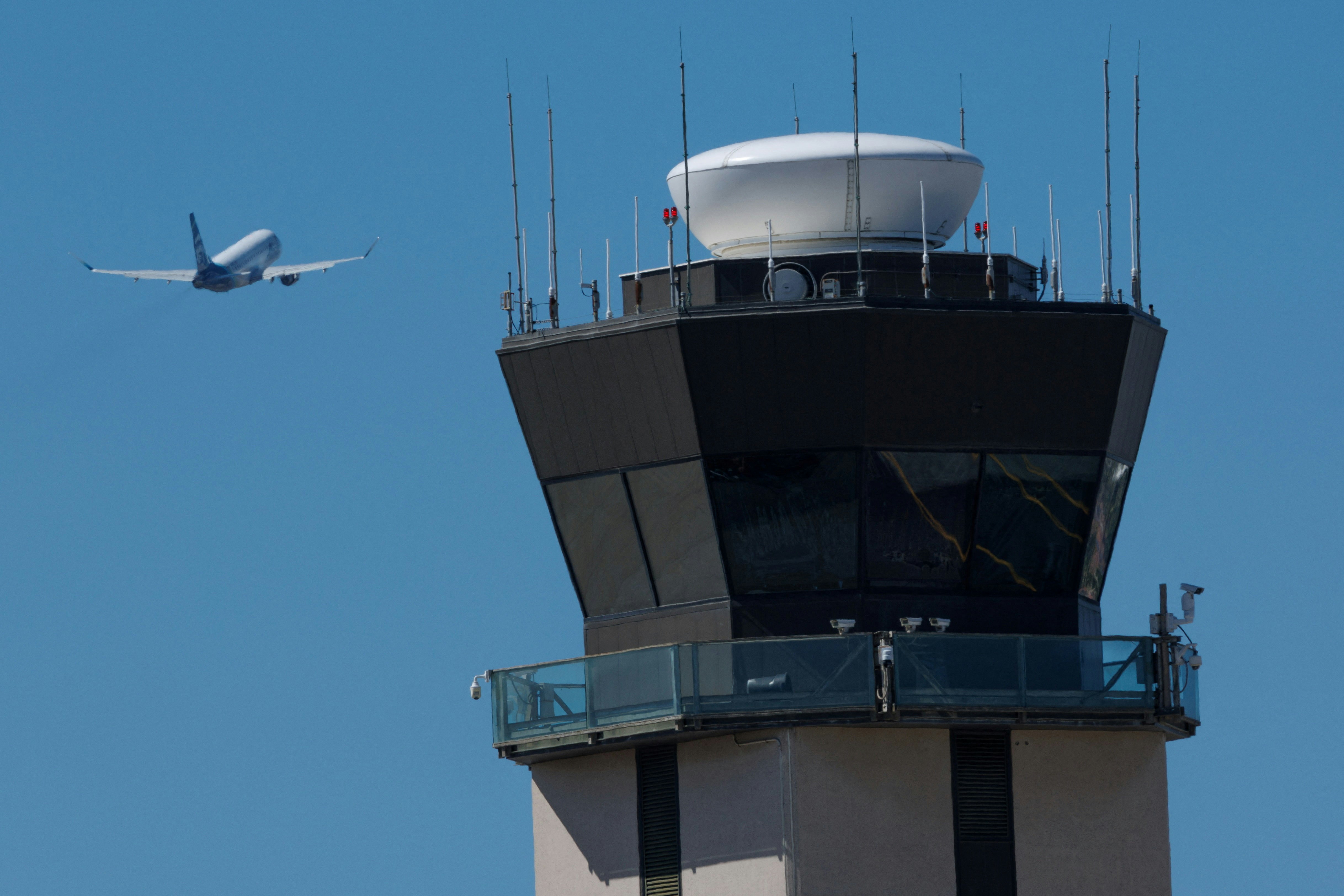 美国政府停摆影响航空交通空中管制员无薪工作逾4000航班延误