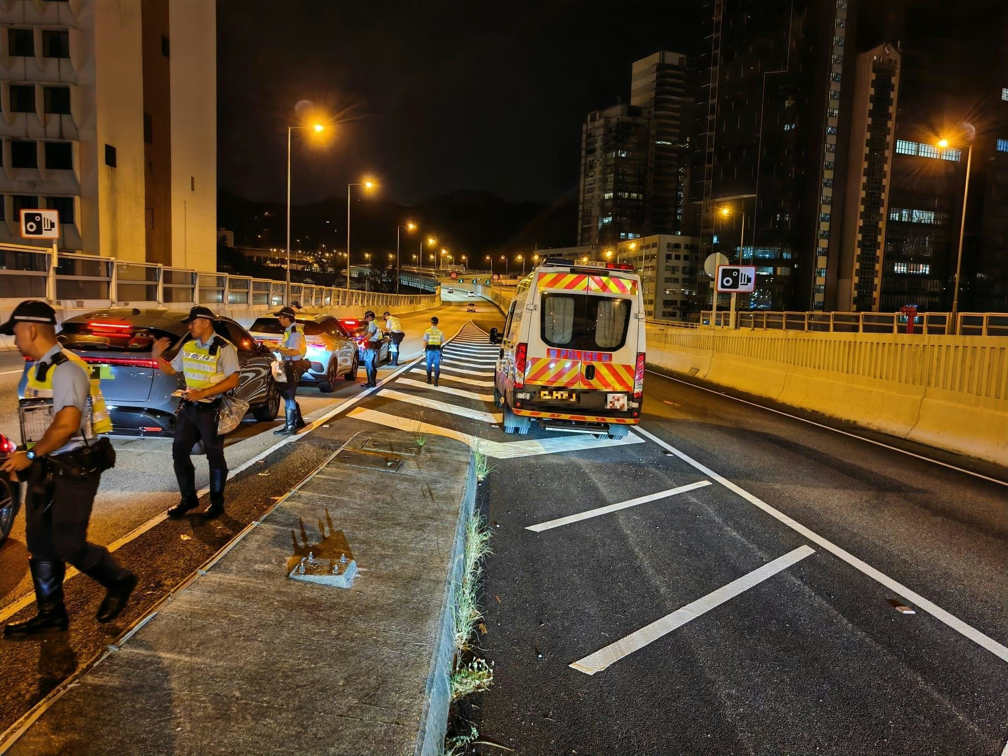 警一連兩日設路障打擊酒駕毒駕非法賽車拘14人拖走12輛改裝車