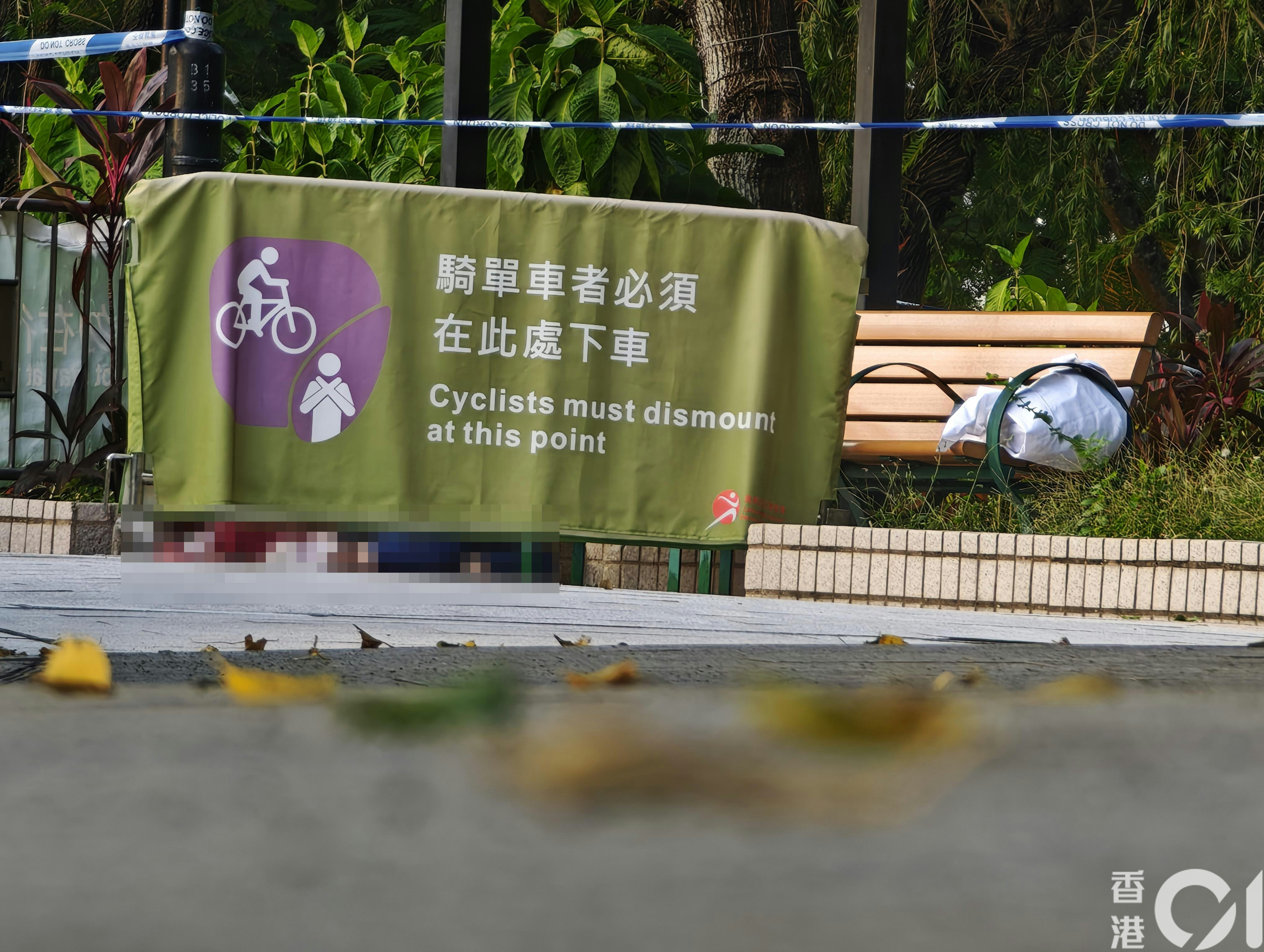 遺體暫時被放在地面位置，上衣染血。